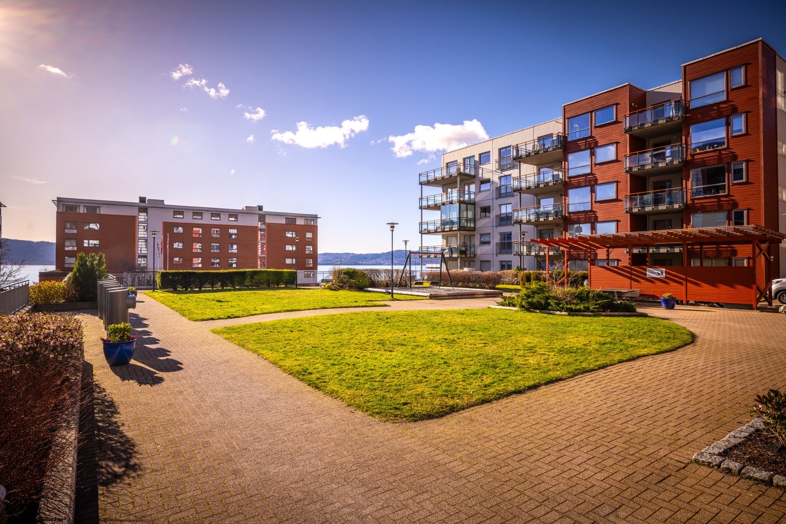 - Området er rolig og veletablert, og fellesarealene er pent opparbeidet med brygger, benker, beplanting og promenade langs sjøen - Galleribilde