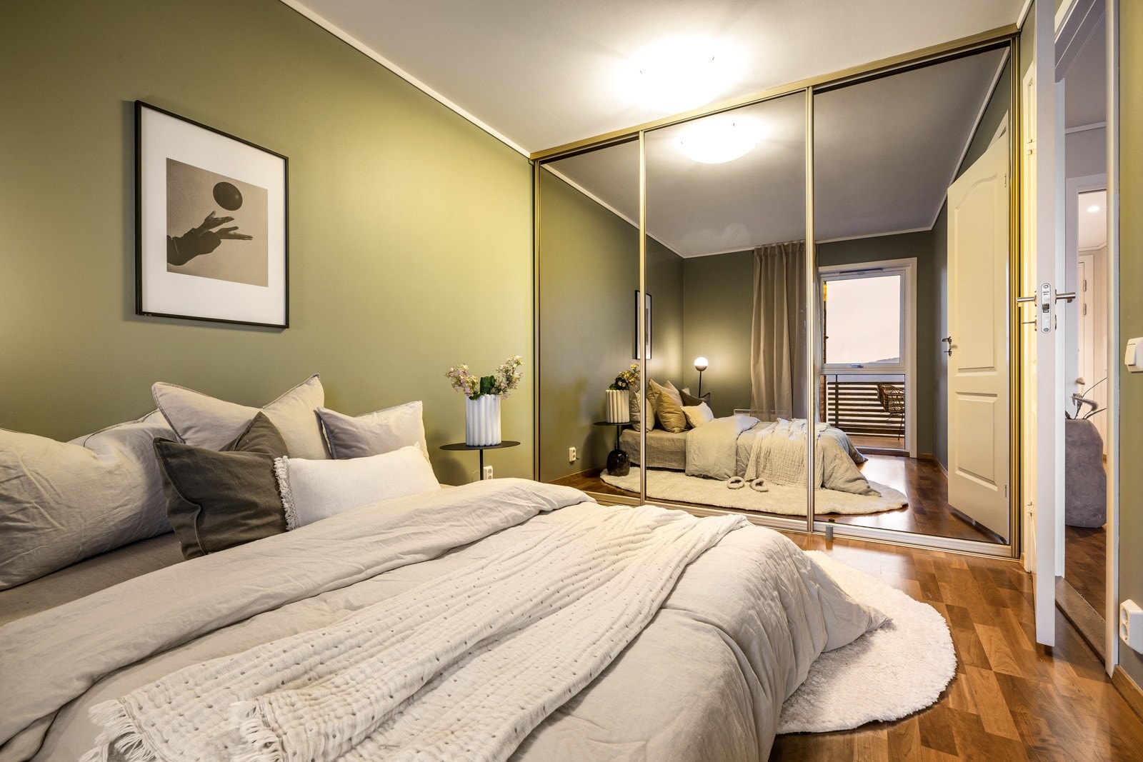 - Stor og praktisk speilskyvedørsgarderobe - Galleribilde