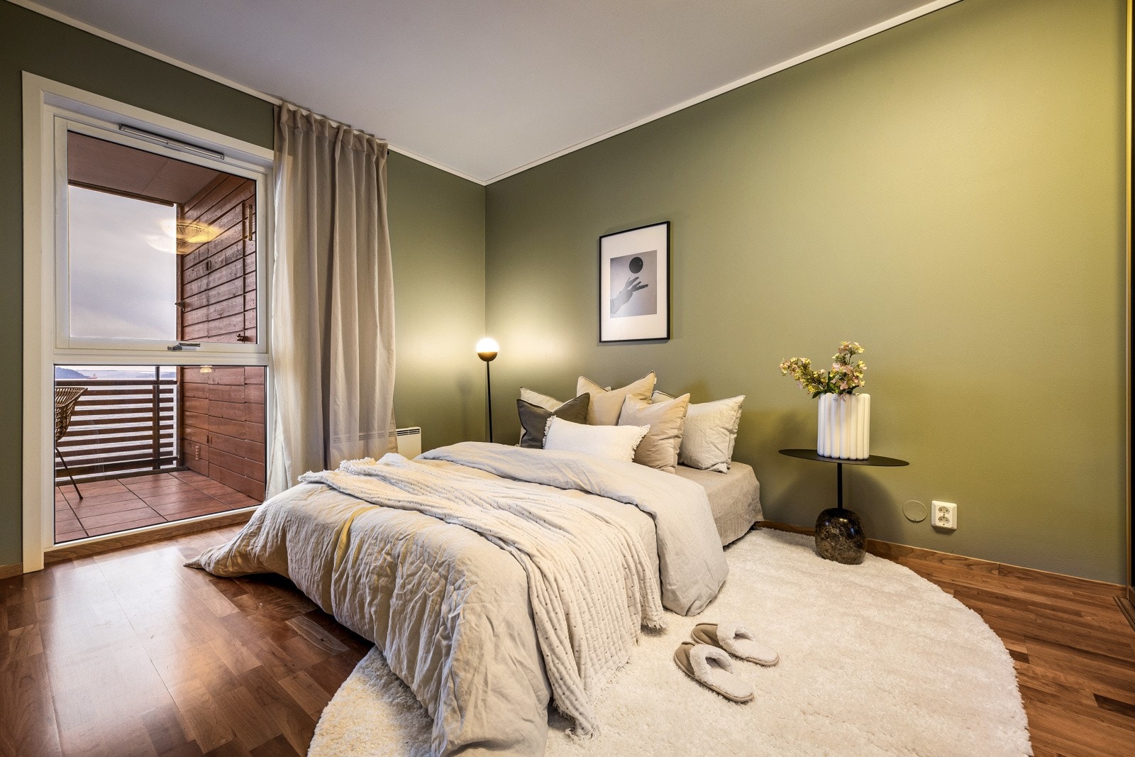 - Rommet har godt lysinnslipp og er malt i en behagelig tone - Galleribilde