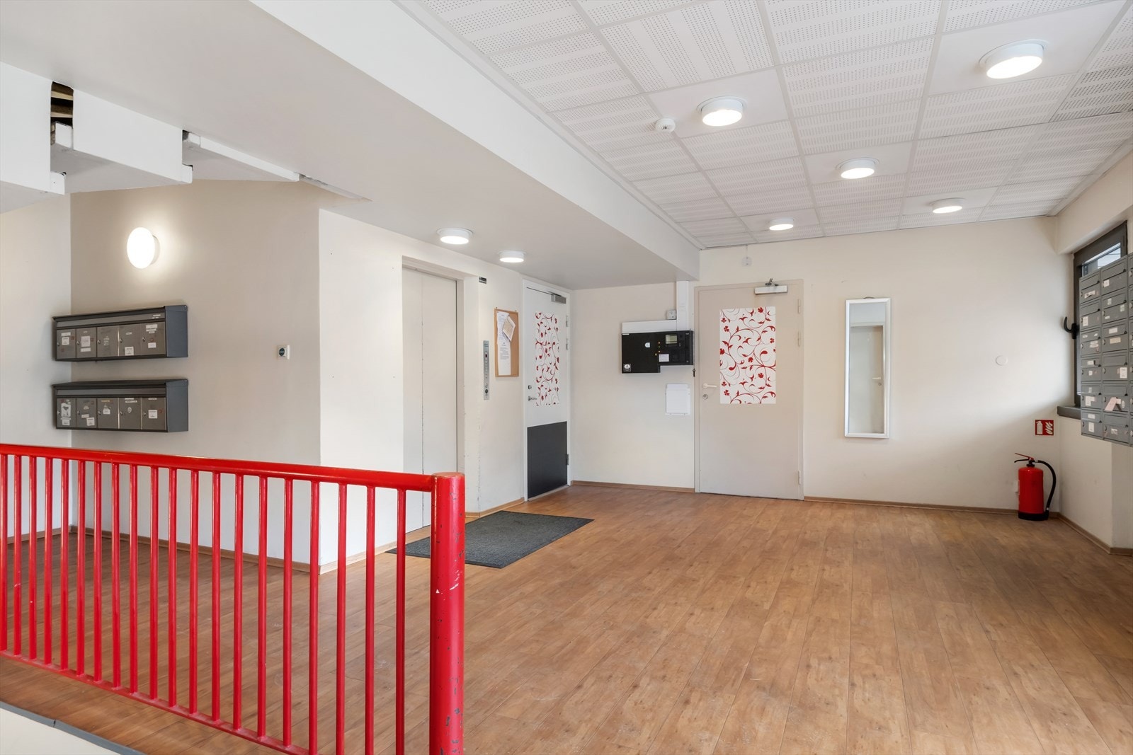 Felles inngangspati med tilkomst til leilegheitene via trapper og heis. Galleribilde