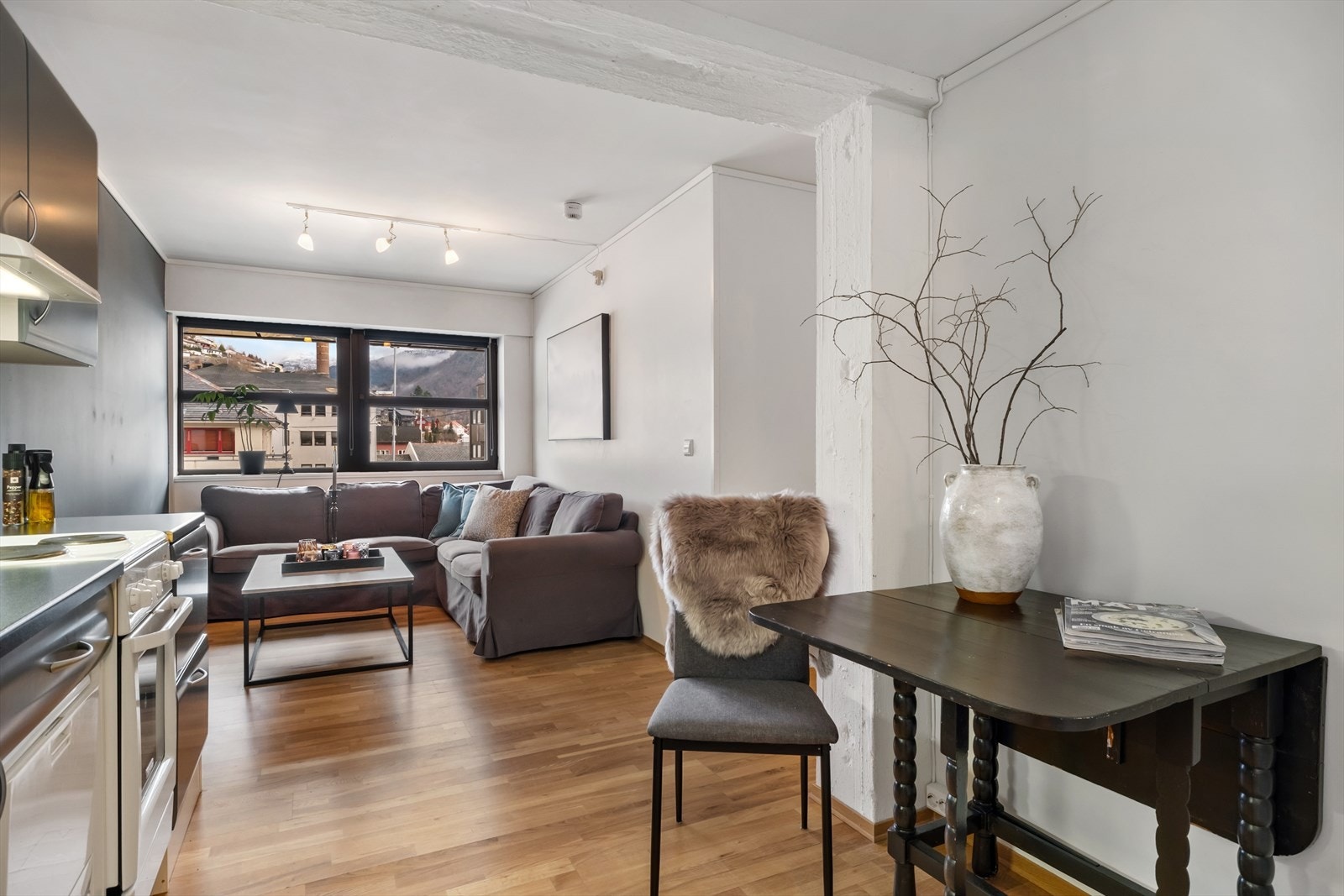 Koseleg 2-roms leilegheit med sentral beliggenheit, og straum og internett inkl. i felleskostnadene. Galleribilde