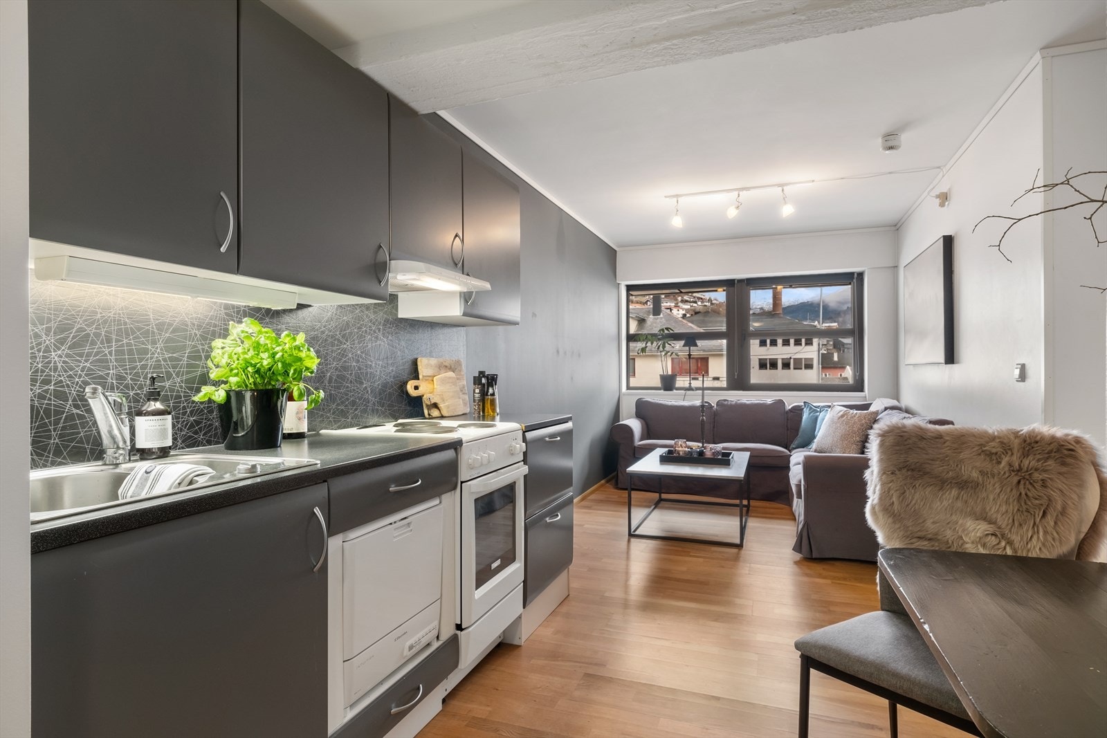 Stove og kjøkken kjem i ei opa løysing med plass til sittegruppe og eit mindre kjøkkenbord. Galleribilde