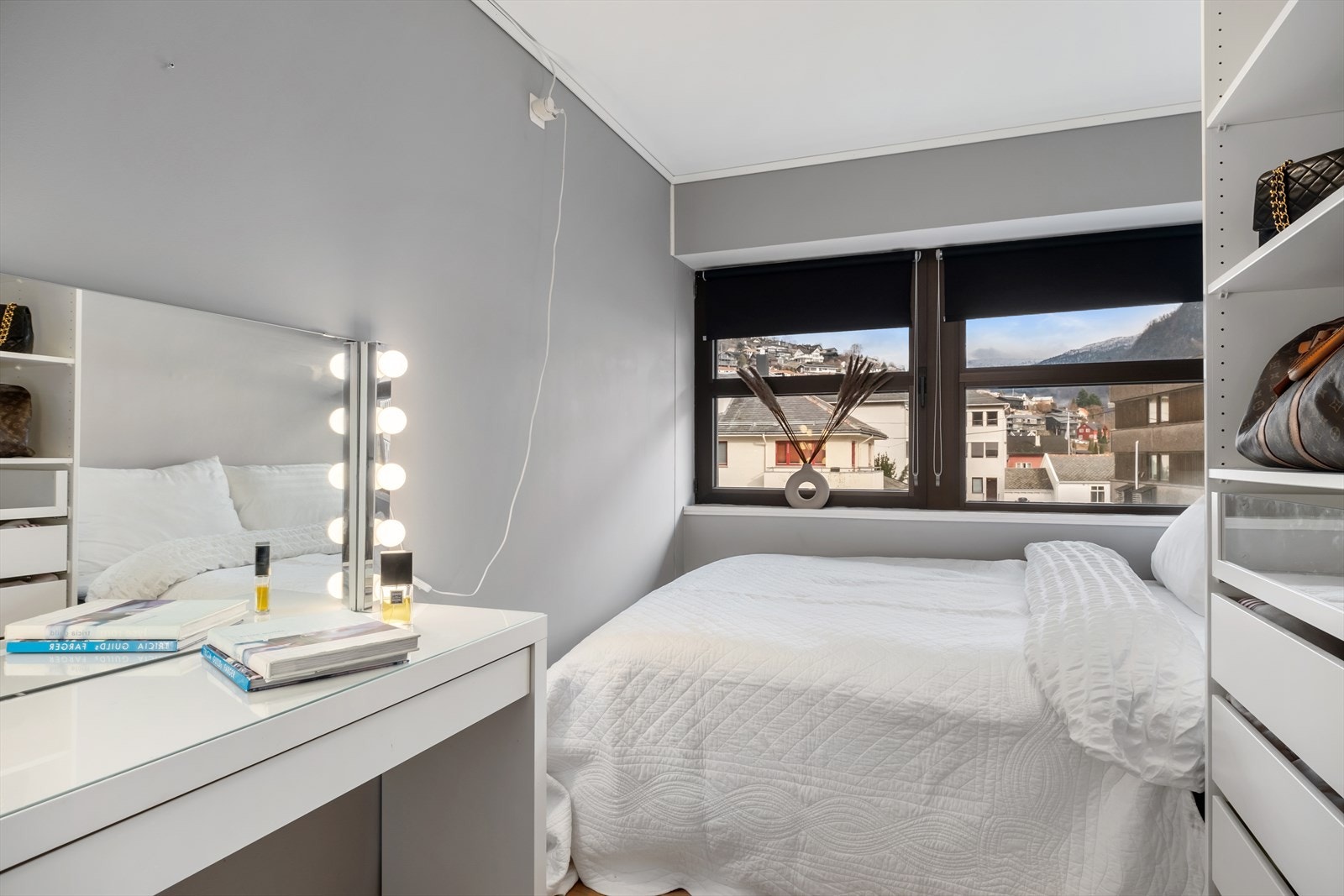 Soverommet har plass til ei dobbeltseng og ynskja garderobeløysing. Galleribilde