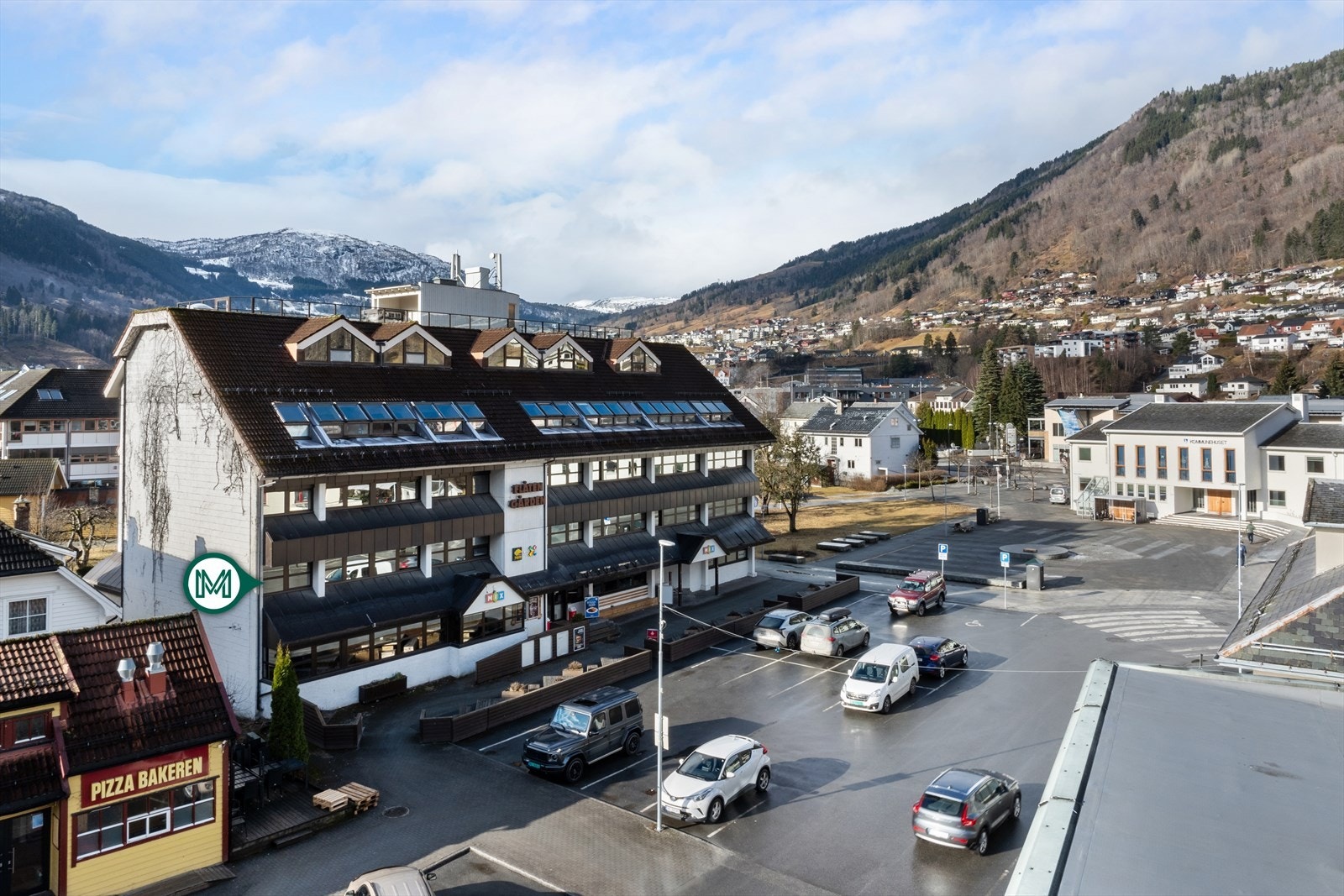 Bygget var tidlegare eit hotell som vart renovert og omgjort til leilegheiter i 2007 med nye overflater og endra planløysing. Galleribilde