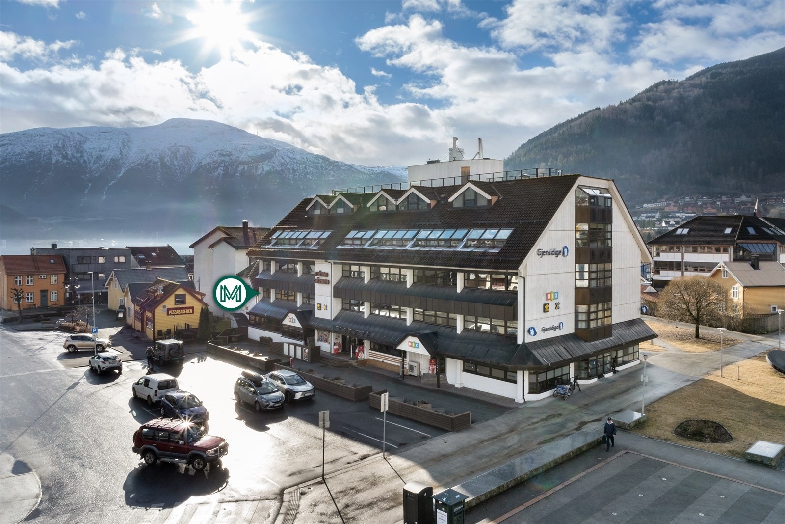 Her bur ein midt i fjøra med sentrumsparken som nærmaste nabo, det er gå-avstand til alt av fasilitetar som skule, barnehage, butikkar og offentlege kontor. Galleribilde