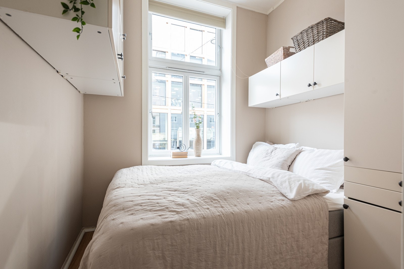 Hyggelig soverom med plass til dobbeltseng og diverse skapløsninger Galleribilde