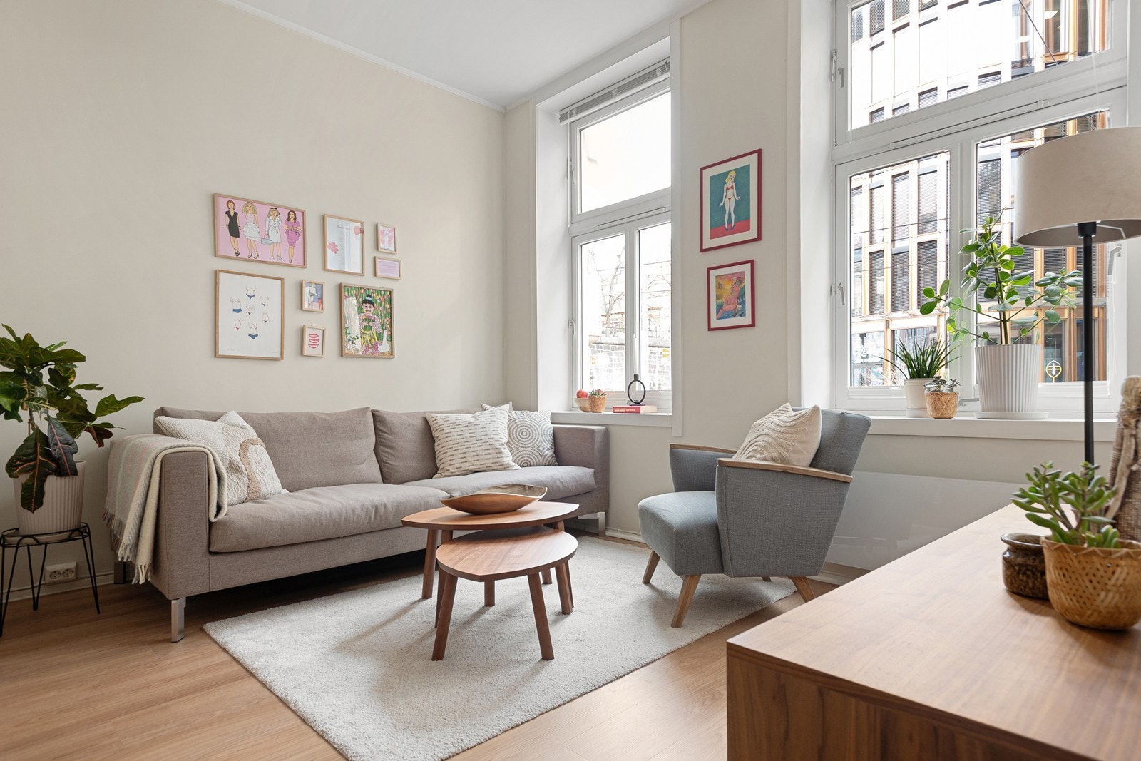 Stuen byr på gode møbleringsmuligheter og er malt i delikate farger Galleribilde