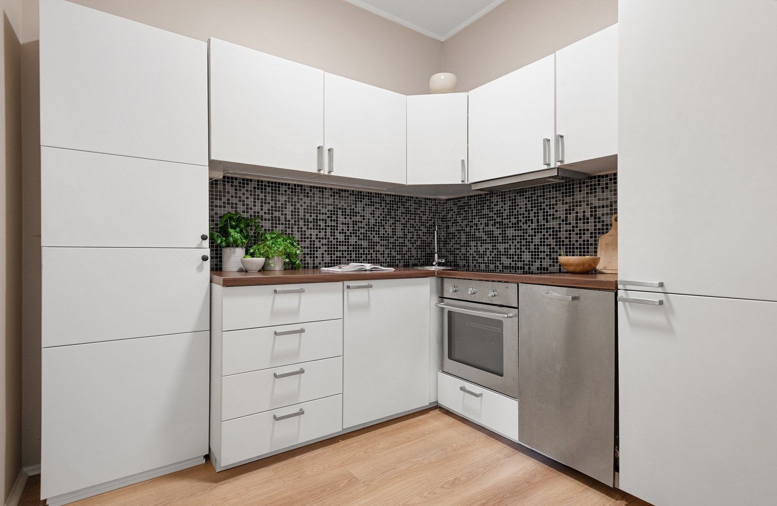 Separat kjøkken fra 2014 med mye skapplass Galleribilde