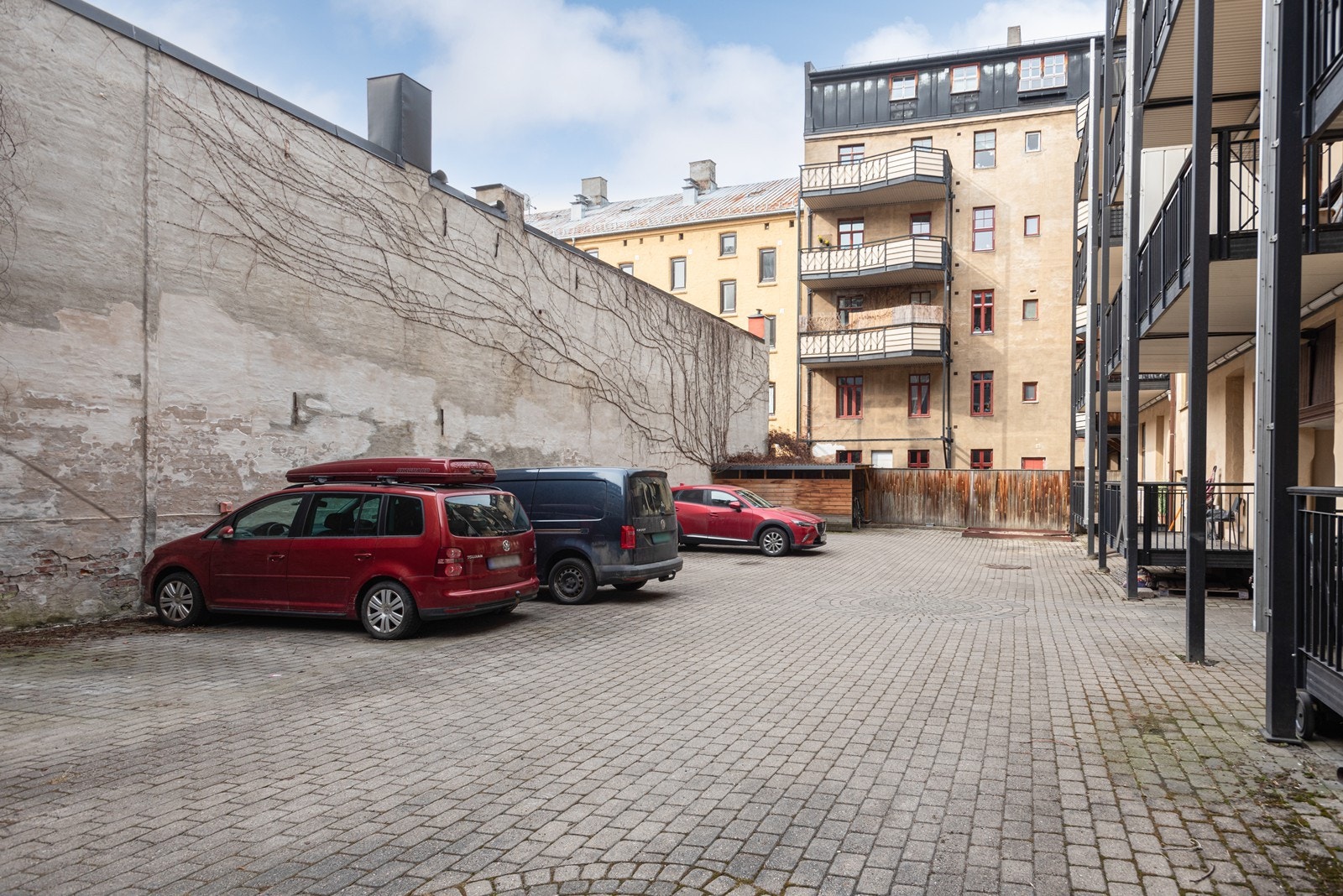 Borettslaget har 10 p-plasser som leies ut til beboerne for kr. 300 etter venteliste Galleribilde