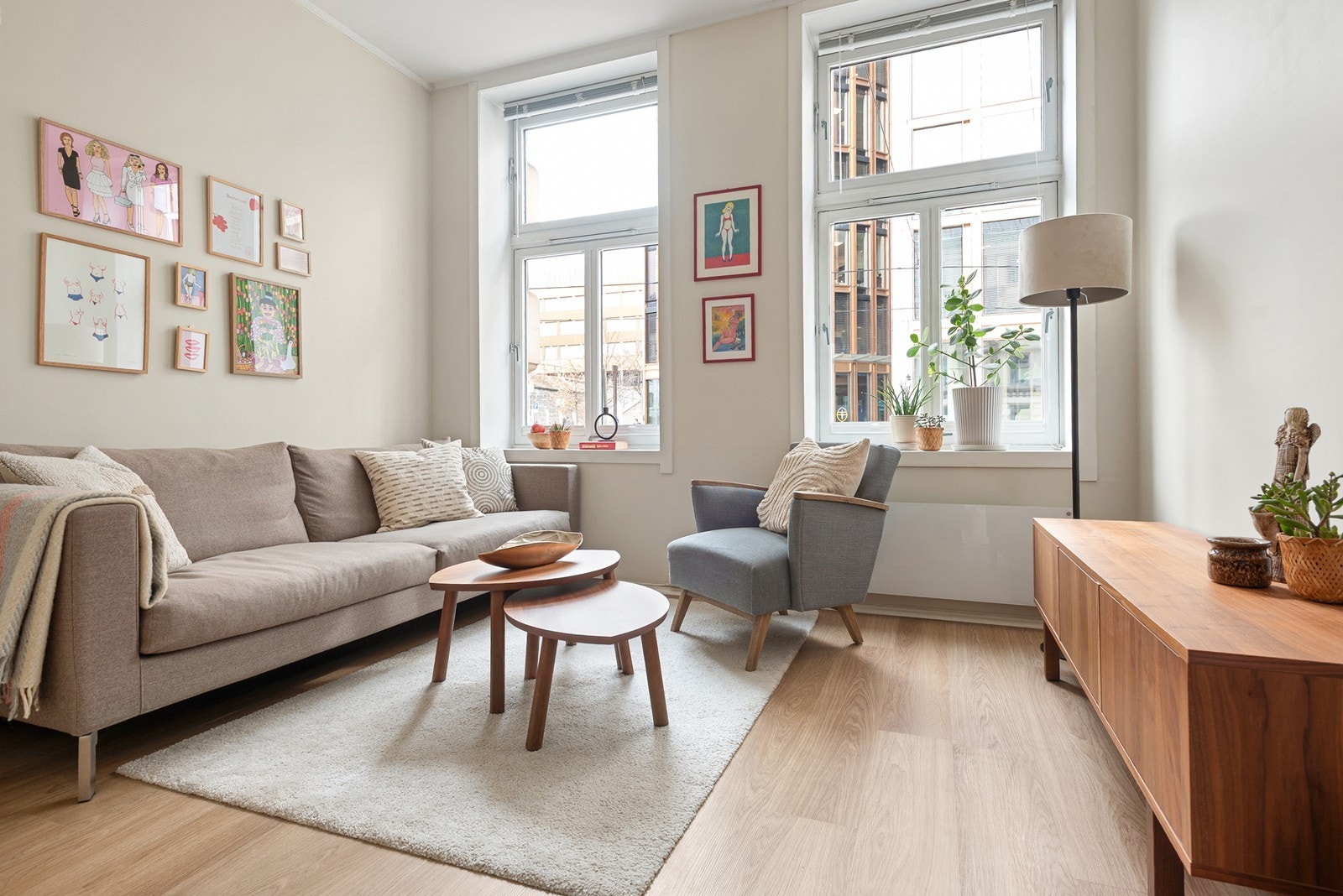 God takhøyde og store vinduer skaper en lys og luftig atmosfære Galleribilde