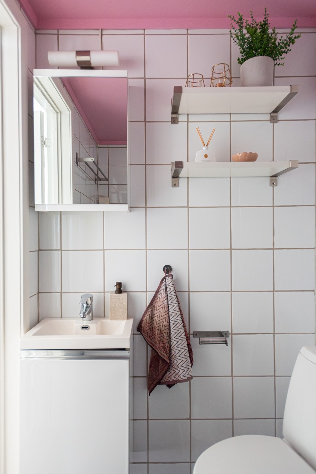 Badet er utstyrt med innfellbare dusjdører, mekanisk avtrekk, servantskap og WC Galleribilde