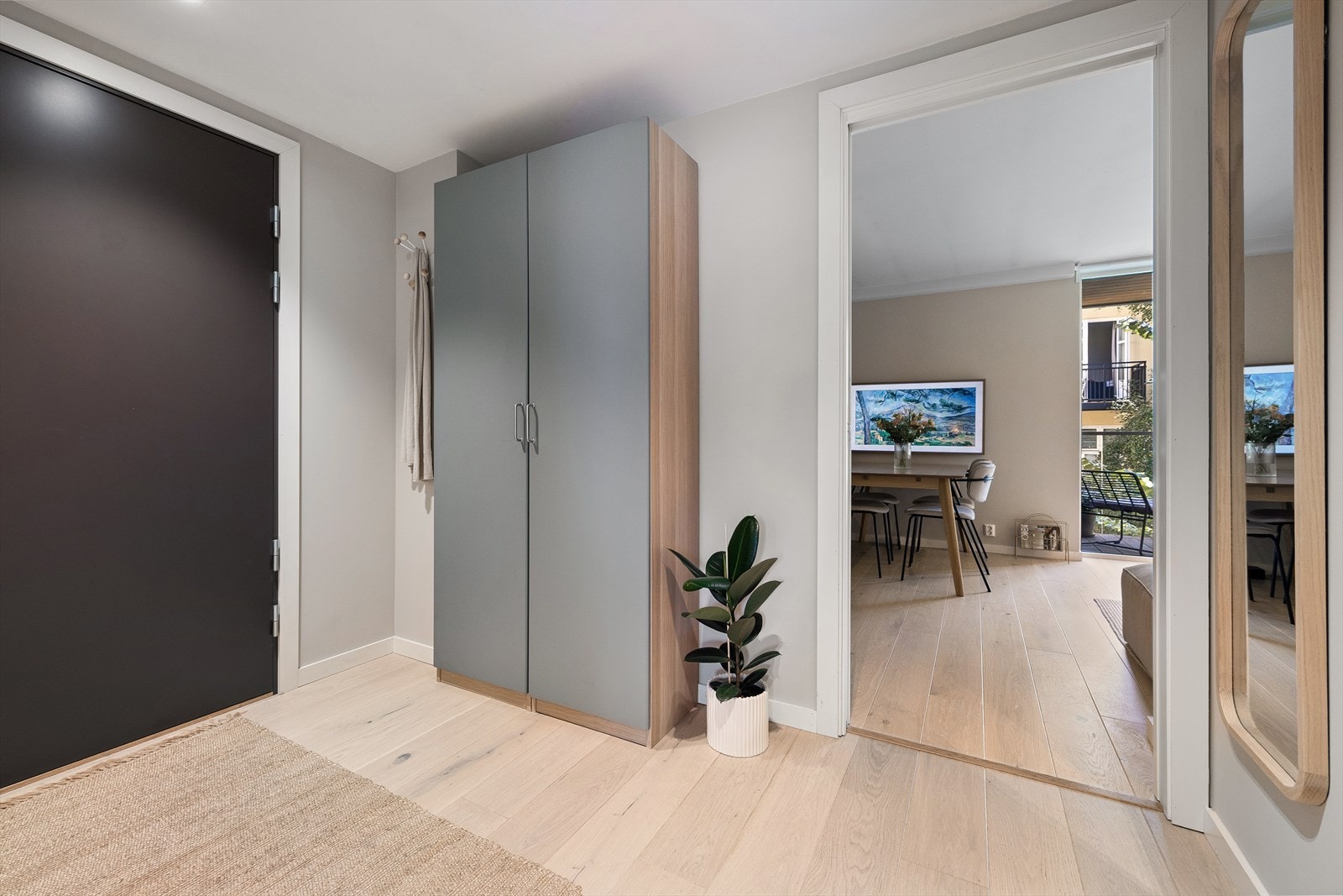 Innbydende entré med plass til anheng av klær og sko. Det er adkomst til leiligheten via heis eller trappegang i bygget. Garderobeskapet medfølger Galleribilde