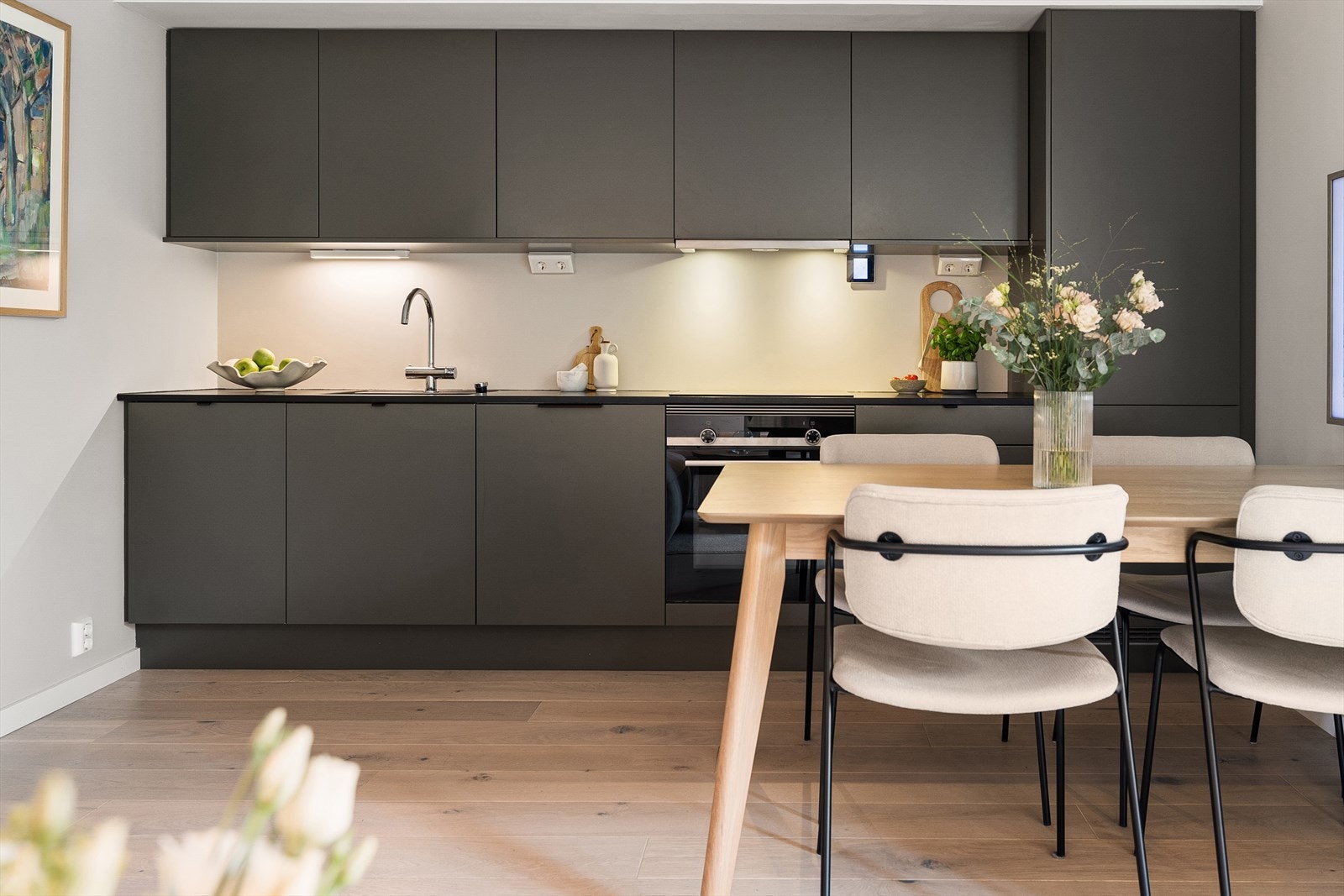 Integrerte hvitevarer som induksjonsplatetopp, stekeovn, oppvaskmaskin og kjøle/fryseskap, alt fra Siemens Galleribilde