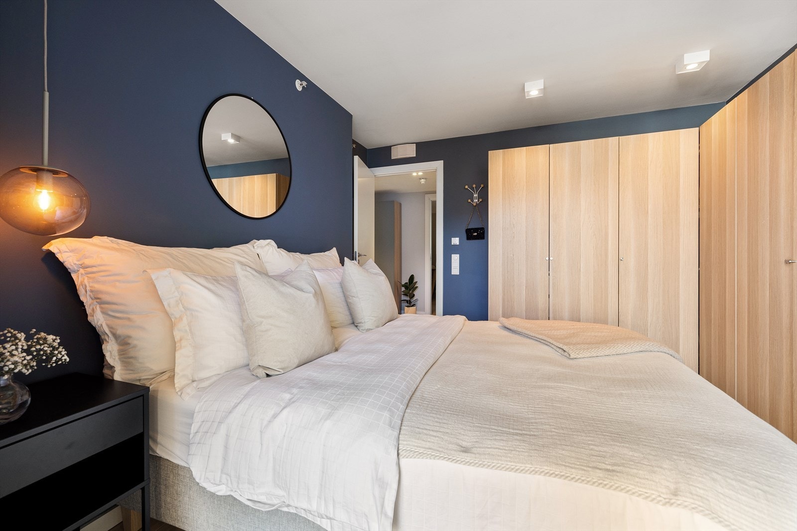 Det er rikelig med lagringsplass på soverommet Galleribilde