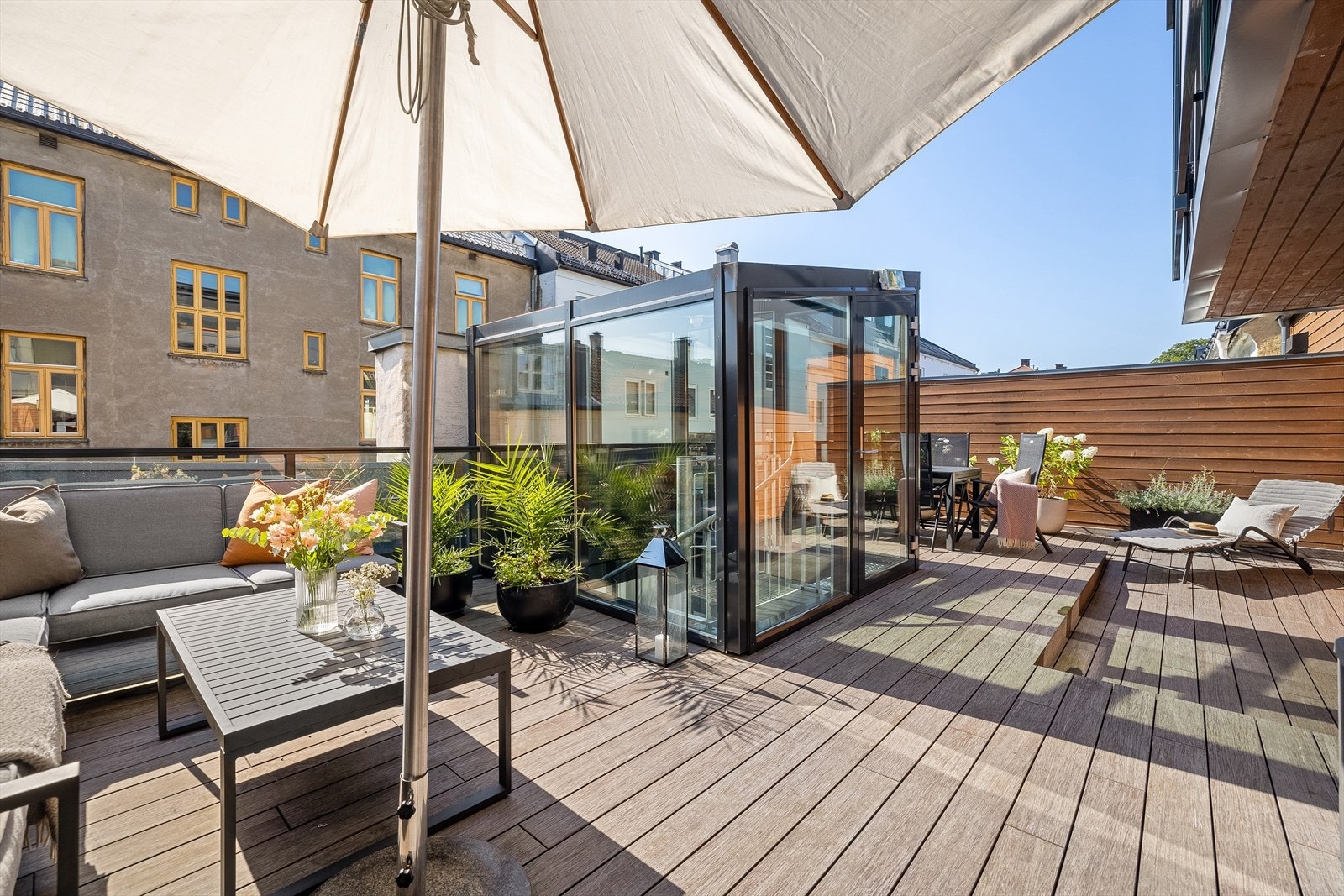 Den solrike takterrassen er pent møblert og har felles grill. Hit kommer du også med heis Galleribilde
