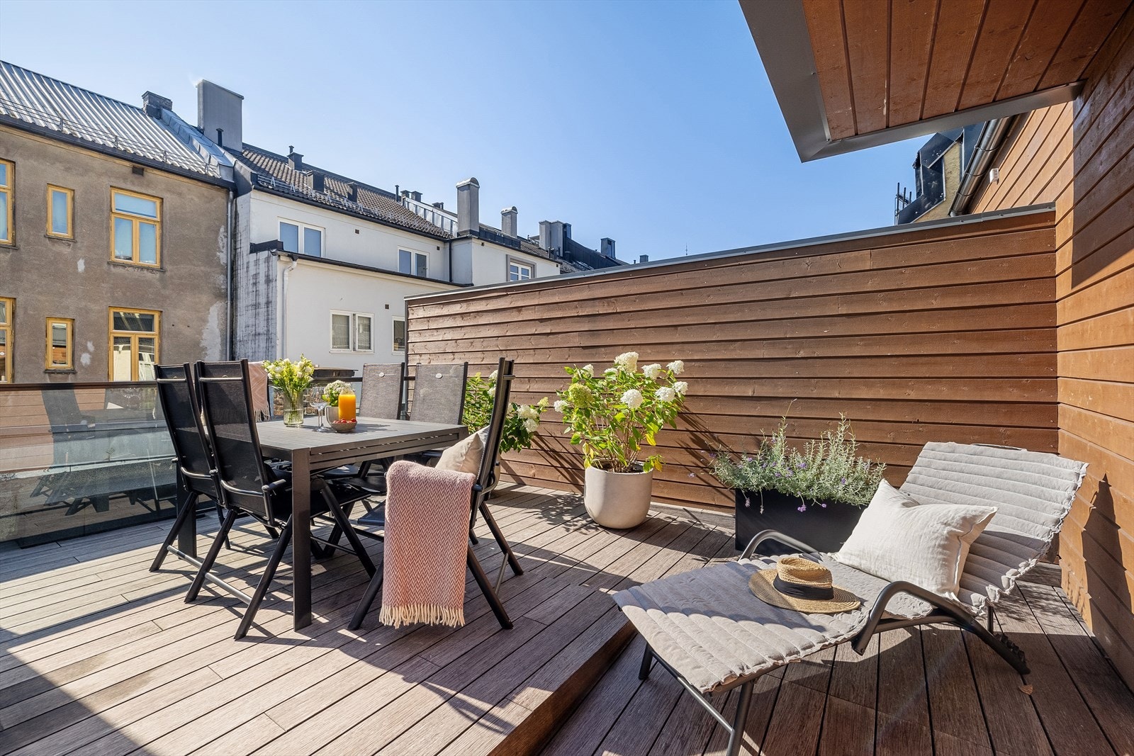 På den andre siden av takterrassen er det solseng og spisegruppe Galleribilde