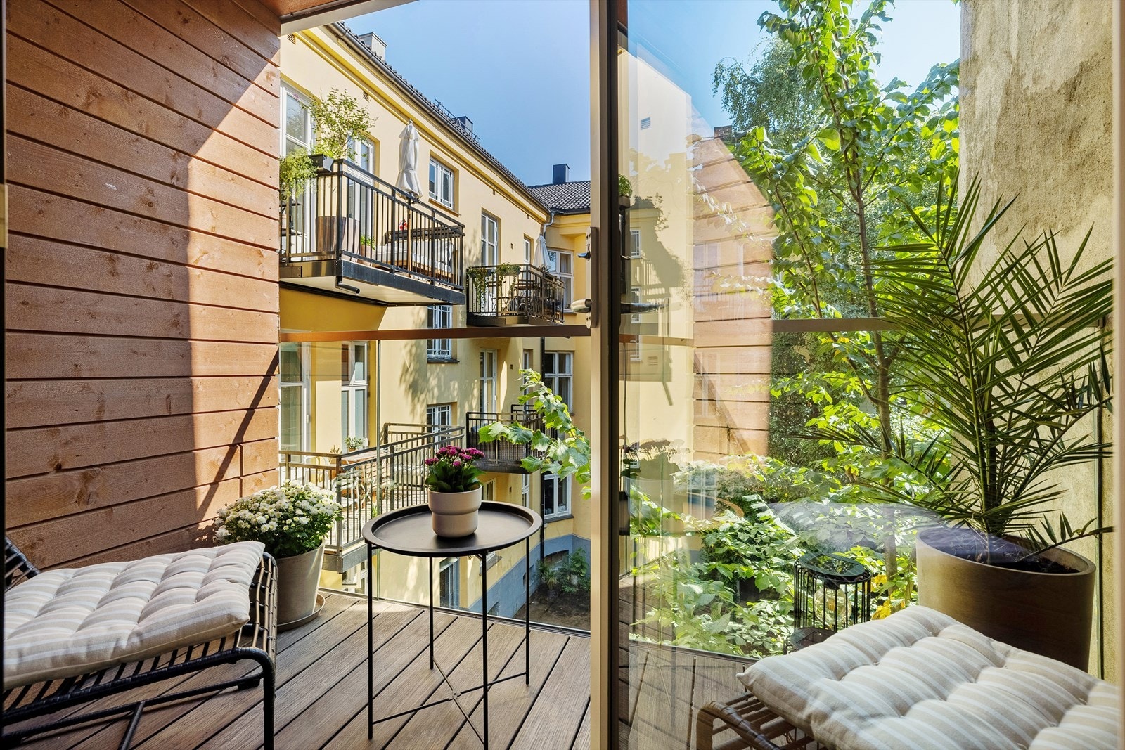 Fra stuen har du utgang til én av boligens to balkonger Galleribilde