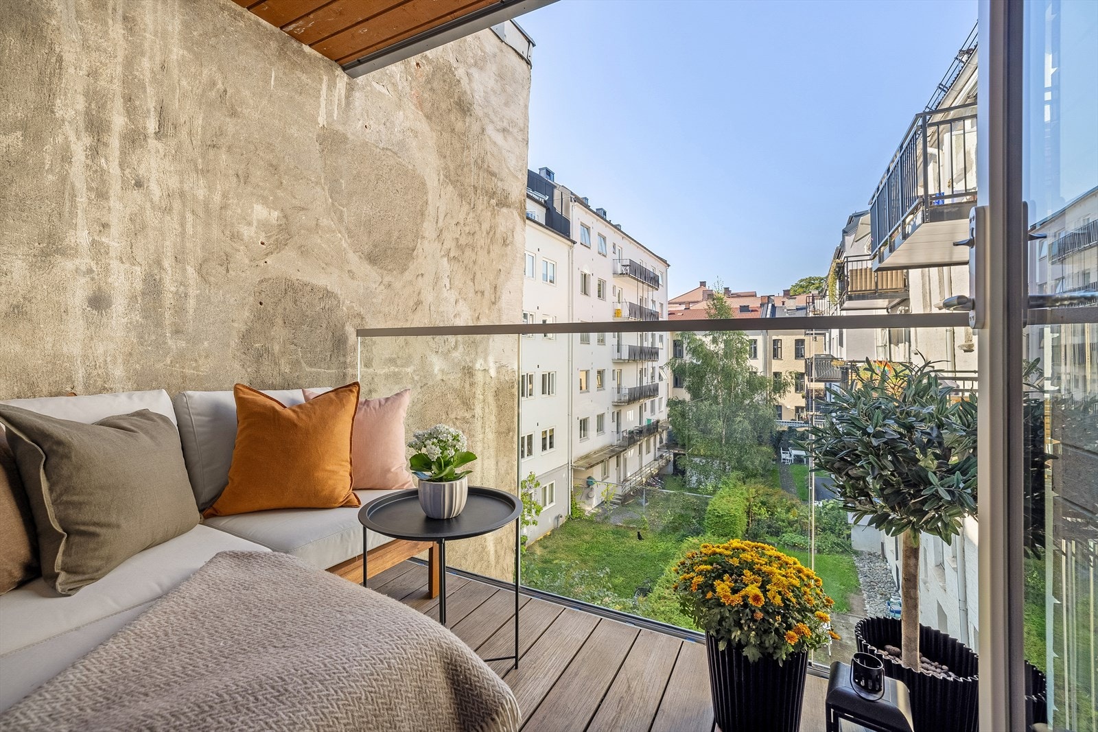 Denne balkongen på 4 kvm er vestvendt med ettermiddags- og kveldssol Galleribilde