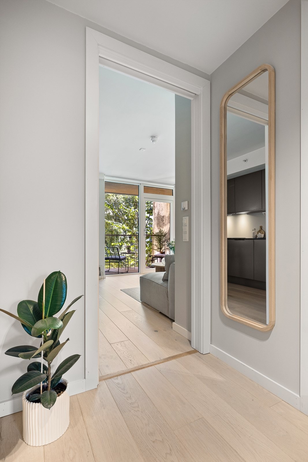 Fra gang er det egen dør som tar deg til baktrappen som fører direkte opp til sameiets felles takterrasse og ned til bodområder. Galleribilde