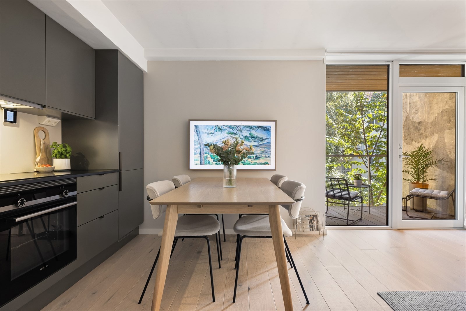 I tilknytning til stuen og kjøkkenet er det plass til spisebord Galleribilde