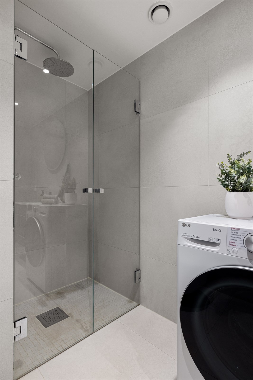 Romslig nisje med regnfallsdusj Galleribilde