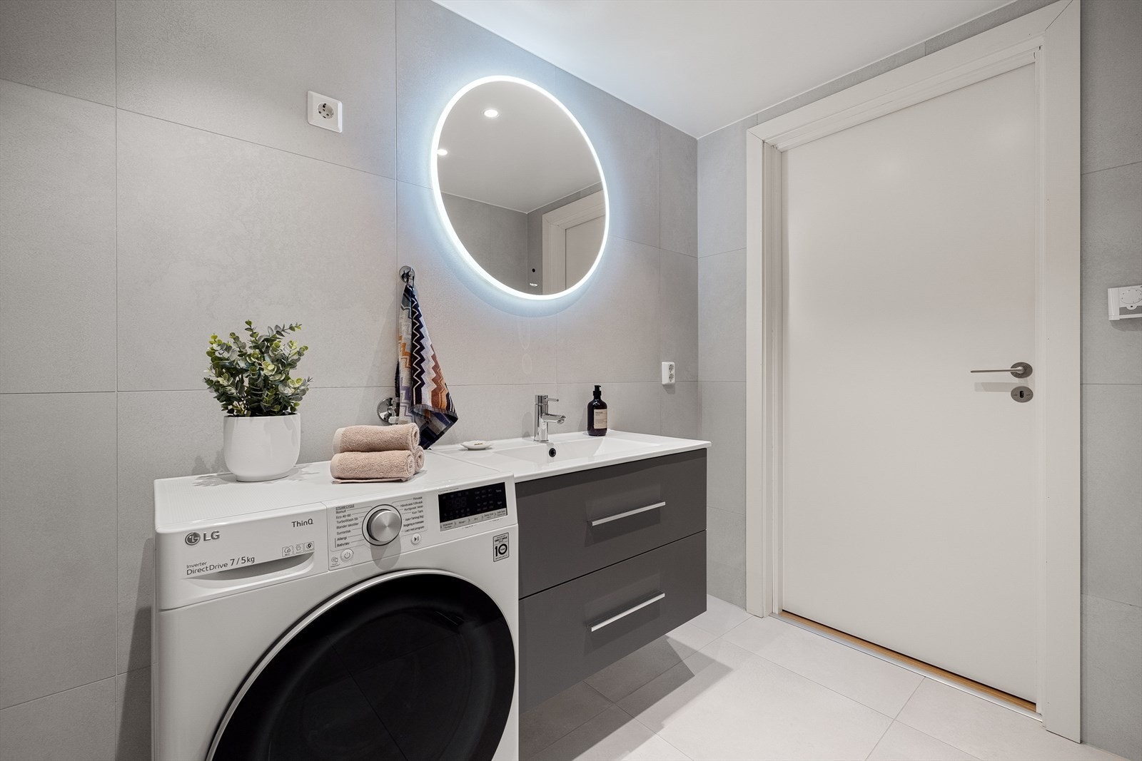 Baderommet er flislagt med moderne 60x60 fliser og har påkostede detaljer, bl.a. speil fra Scala bad og servantskap fra Sigdal Galleribilde