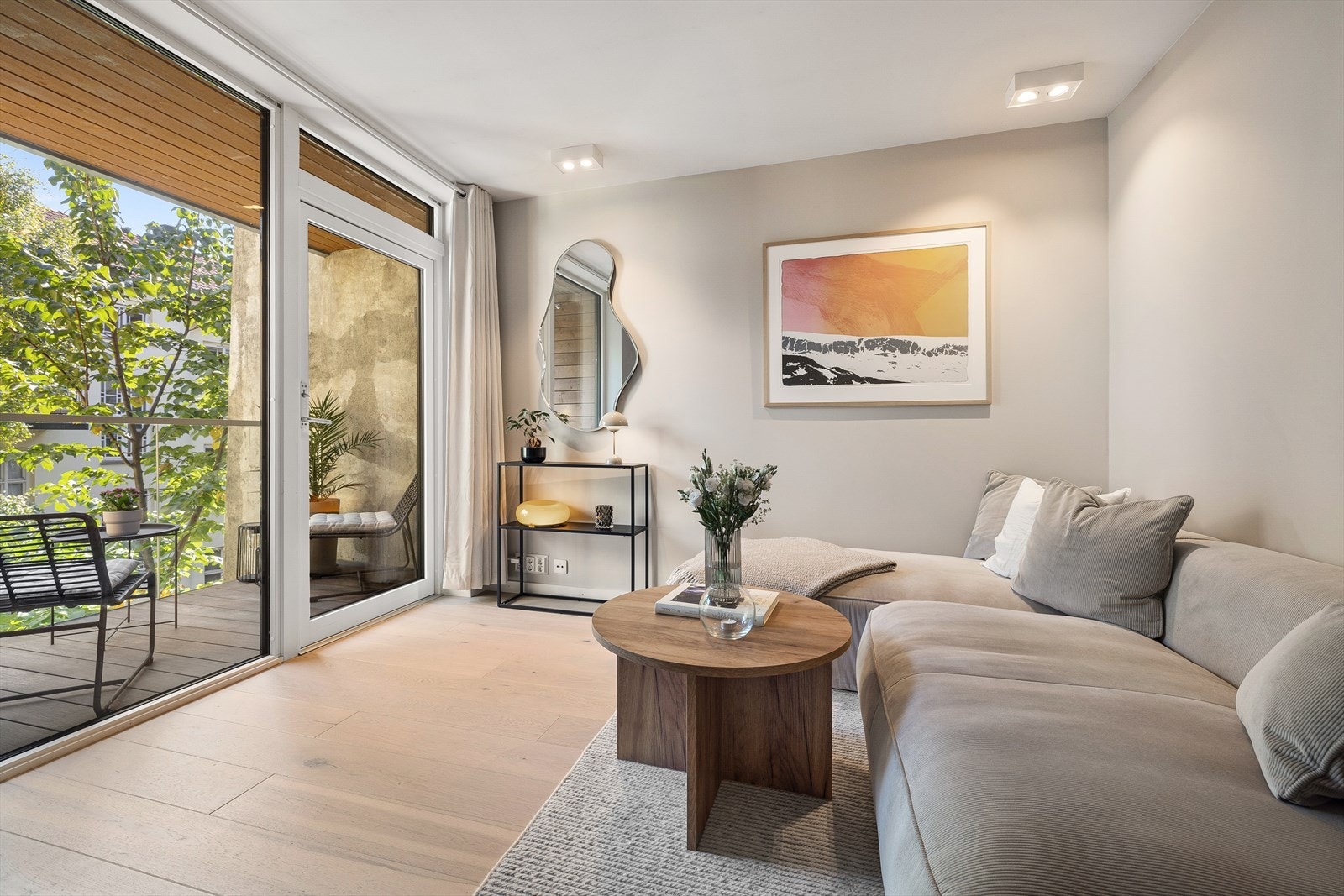 Det er store vindusflater i leiligheten som slipper inn rikelig med naturlig lys Galleribilde