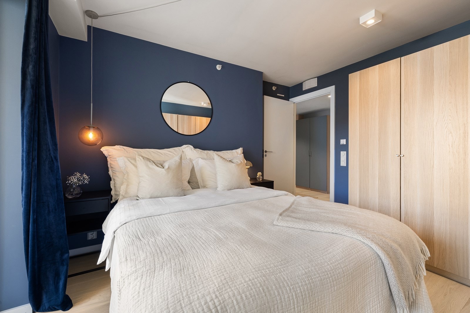 Rommet er malt i delikat og tidsriktig farge Galleribilde