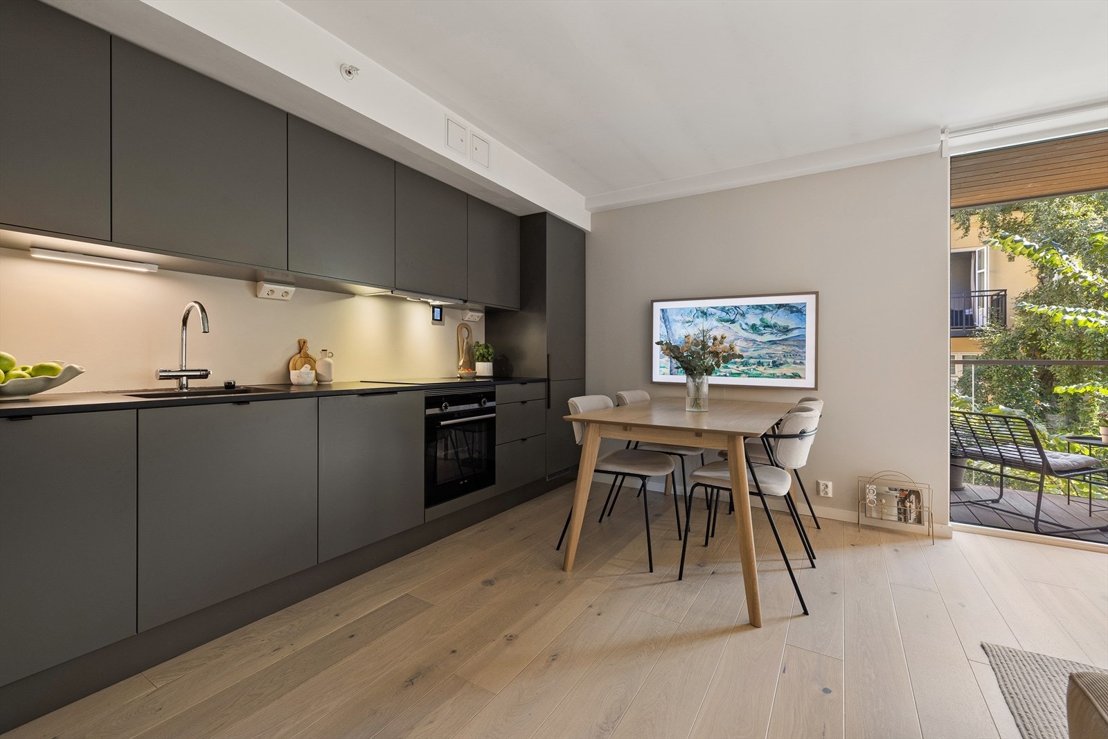 Tidløs Sigdal kjøkkeninnredning fra 2019 med god lagringsplass i skuffer og skap Galleribilde