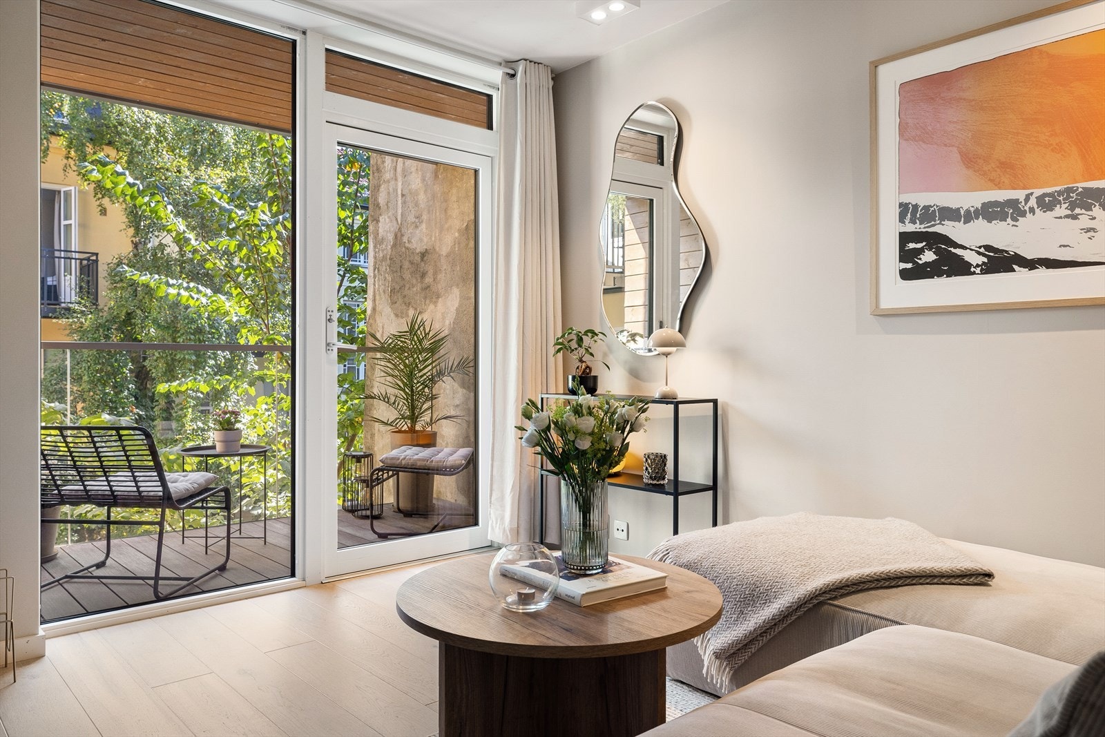 Dette er en lekker, lys og moderne 2-roms selveier med heis, 2 private balkonger og høy standard Galleribilde