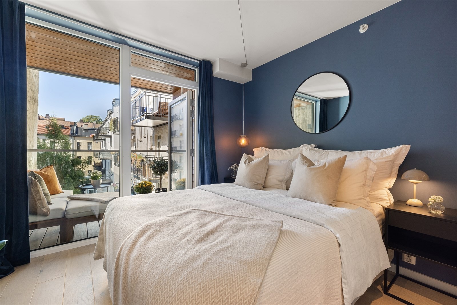 Soverommet har god plass til dobbeltseng og har utgang til boligens balkong nr. 2 Galleribilde