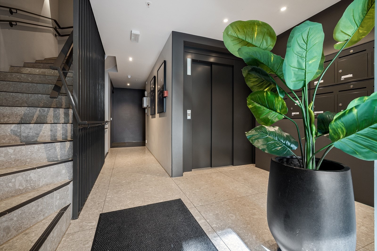 Entréen i bygget er meget innbydende med lekre materialvalg og heis Galleribilde