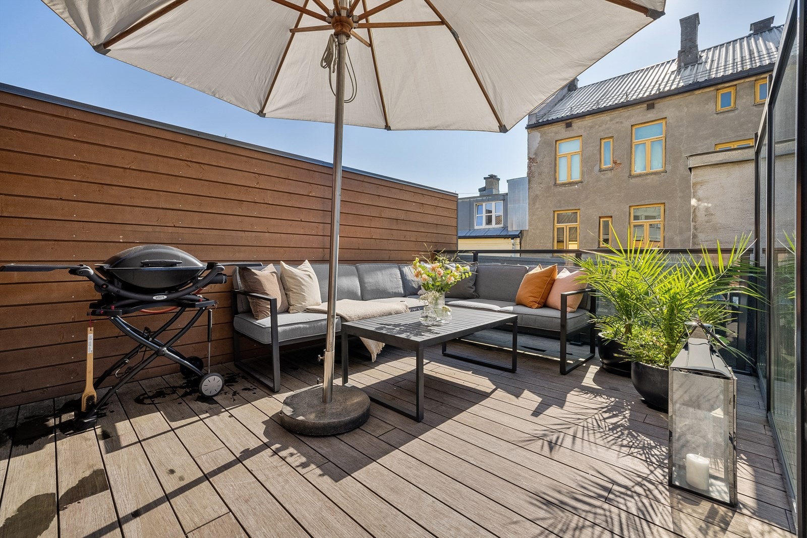 Terrassen ligger skjermet til og har god plass til sammenkomster Galleribilde