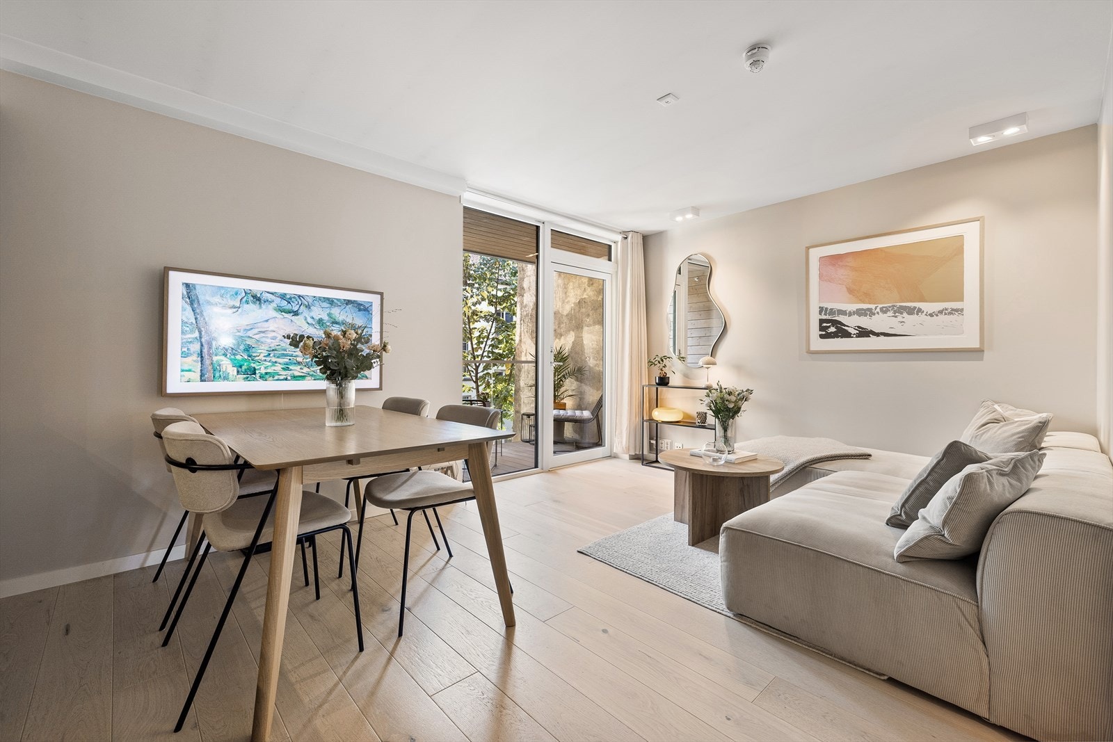 Lys og åpen stueløsning med plass til spisebord og sofagruppe. Nåværende eier har tv som kan vendes mot sofa ved behov Galleribilde