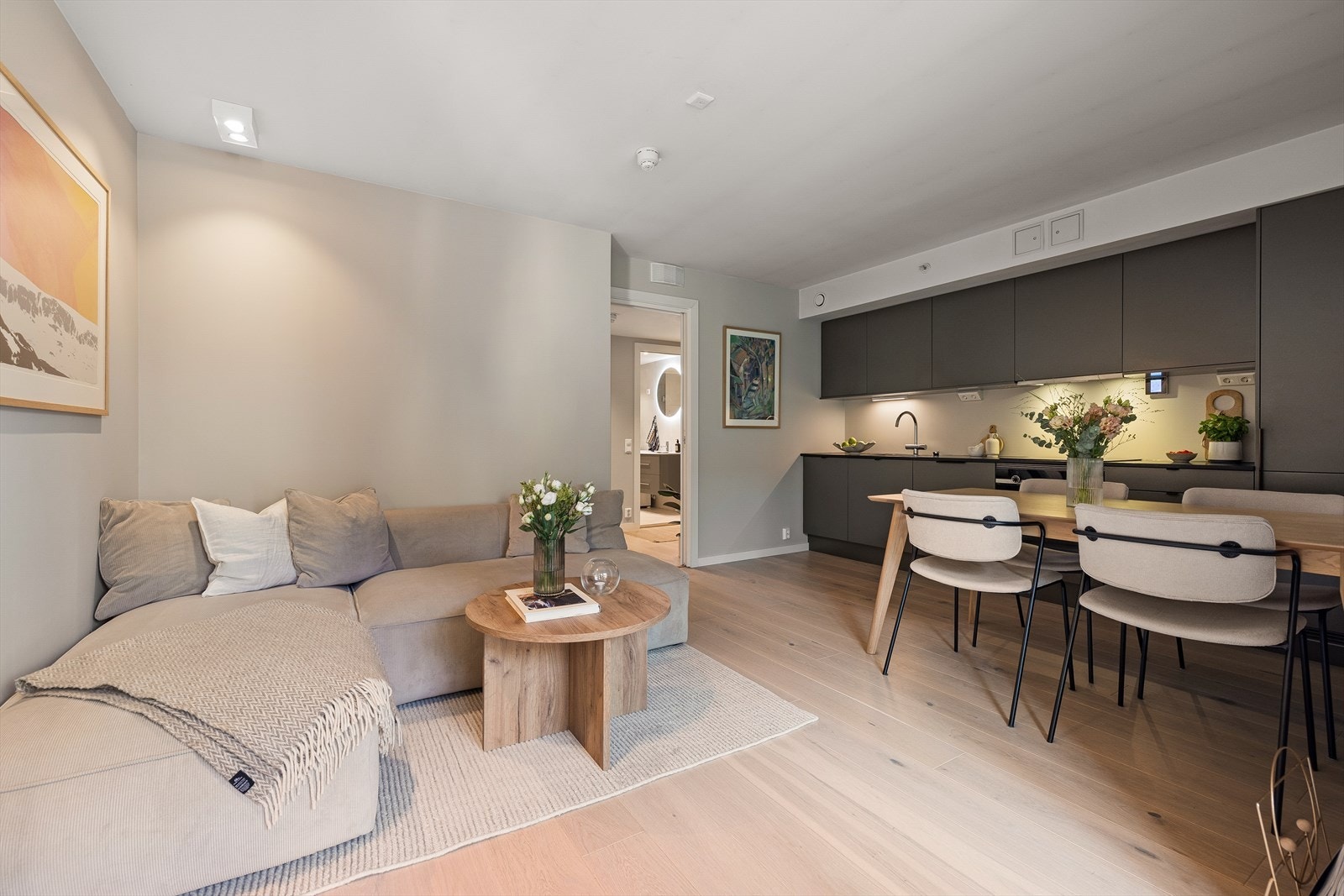 Leiligheten er gjennomgående med en meget god planløsning med høy standard. Enstavs hvitpigmentert eikeparkett med vannbåren varme Galleribilde