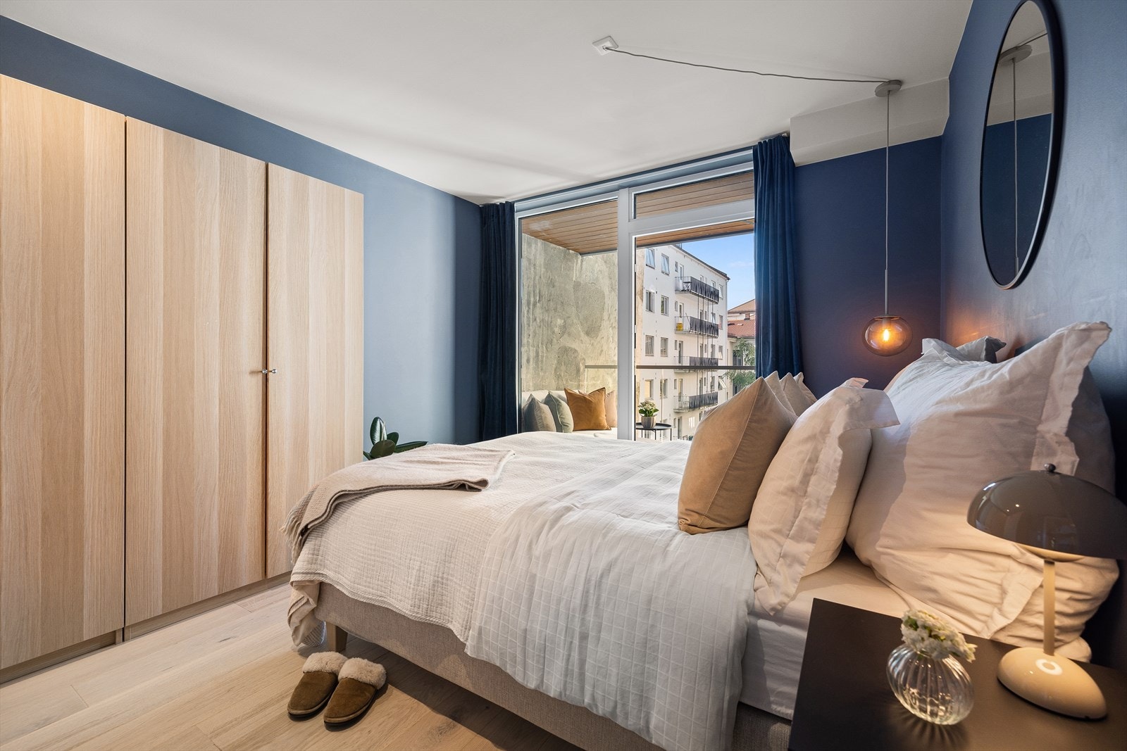 Soverommet ligger stille til mot tilbaketrukket bakgård Galleribilde