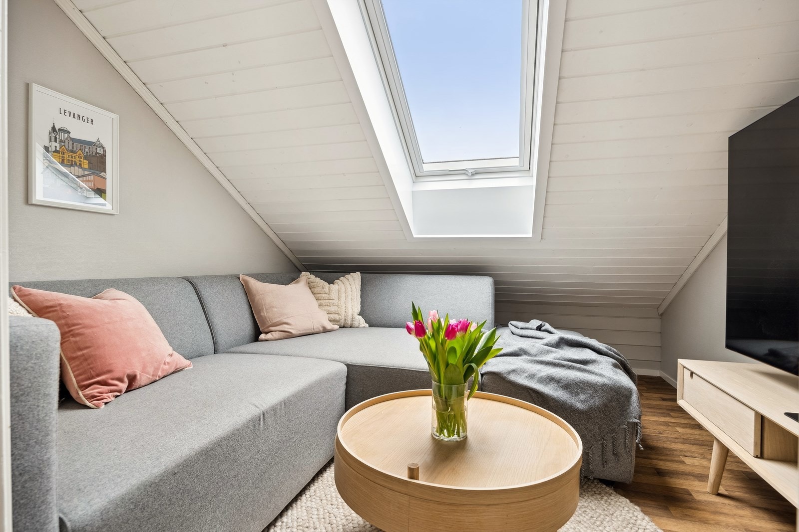 Det ene rommet på loftet er innredet som en koselig TV-stue på ca. 4m² Galleribilde