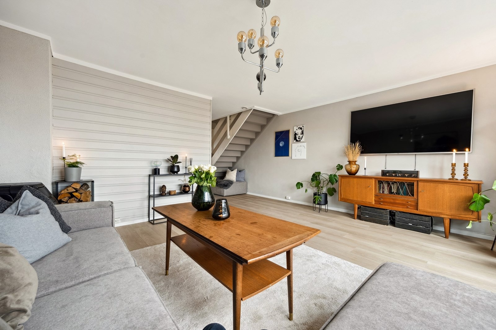 Stuen har en god planløsning med plass til både sofagruppe og annet møblement. Galleribilde