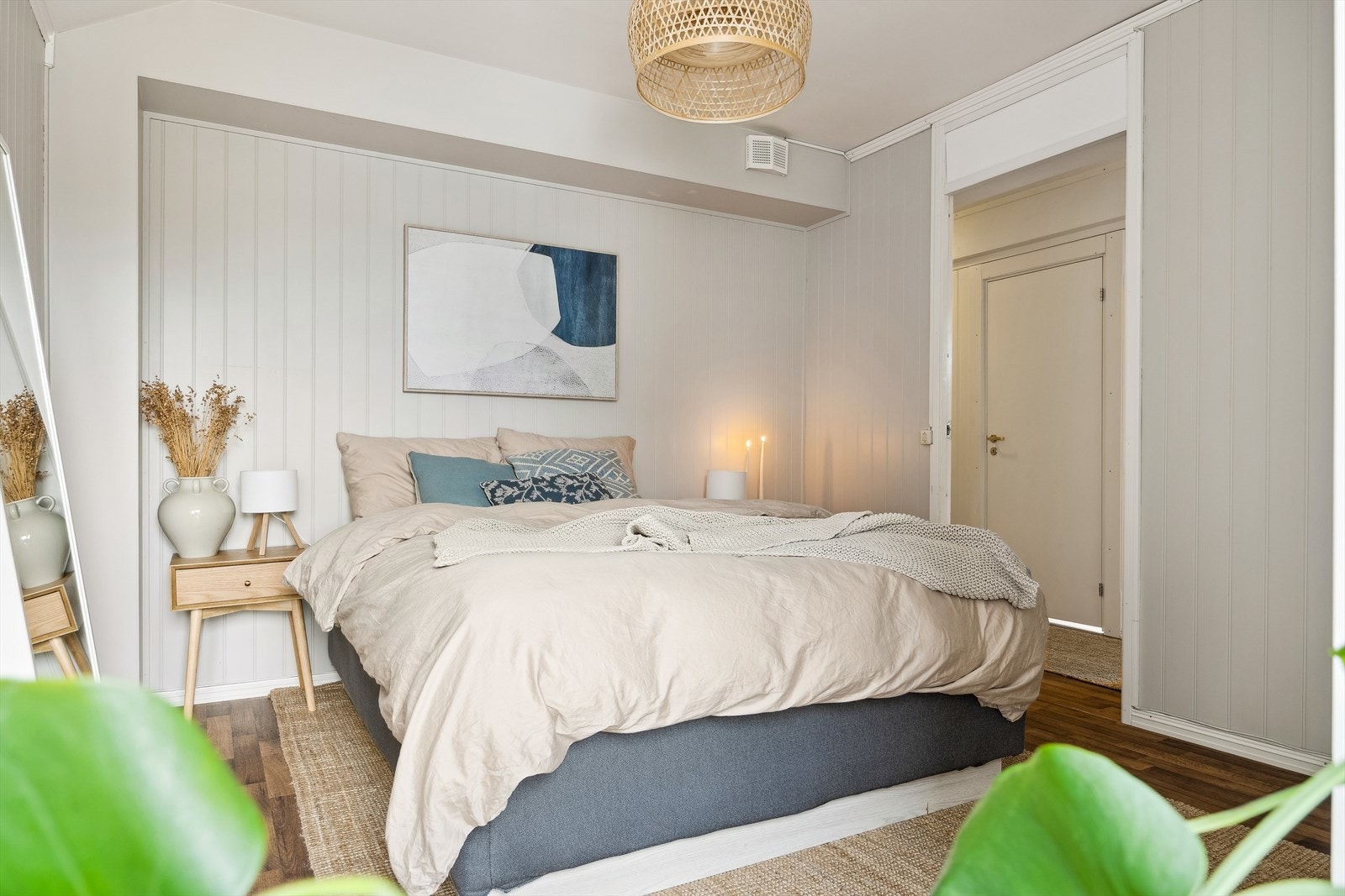 God plass til dobbeltseng og garderobeskap. Endebeliggenheten gir naturlig med lysinnslipp fra sør. Galleribilde