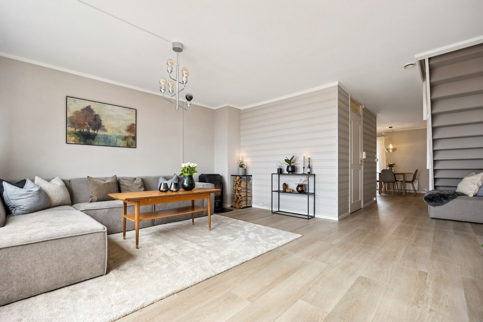 Denne romslige og lyse leiligheten over to plan har en attraktiv beliggenhet i et etablert og familievennlig område. Galleribilde