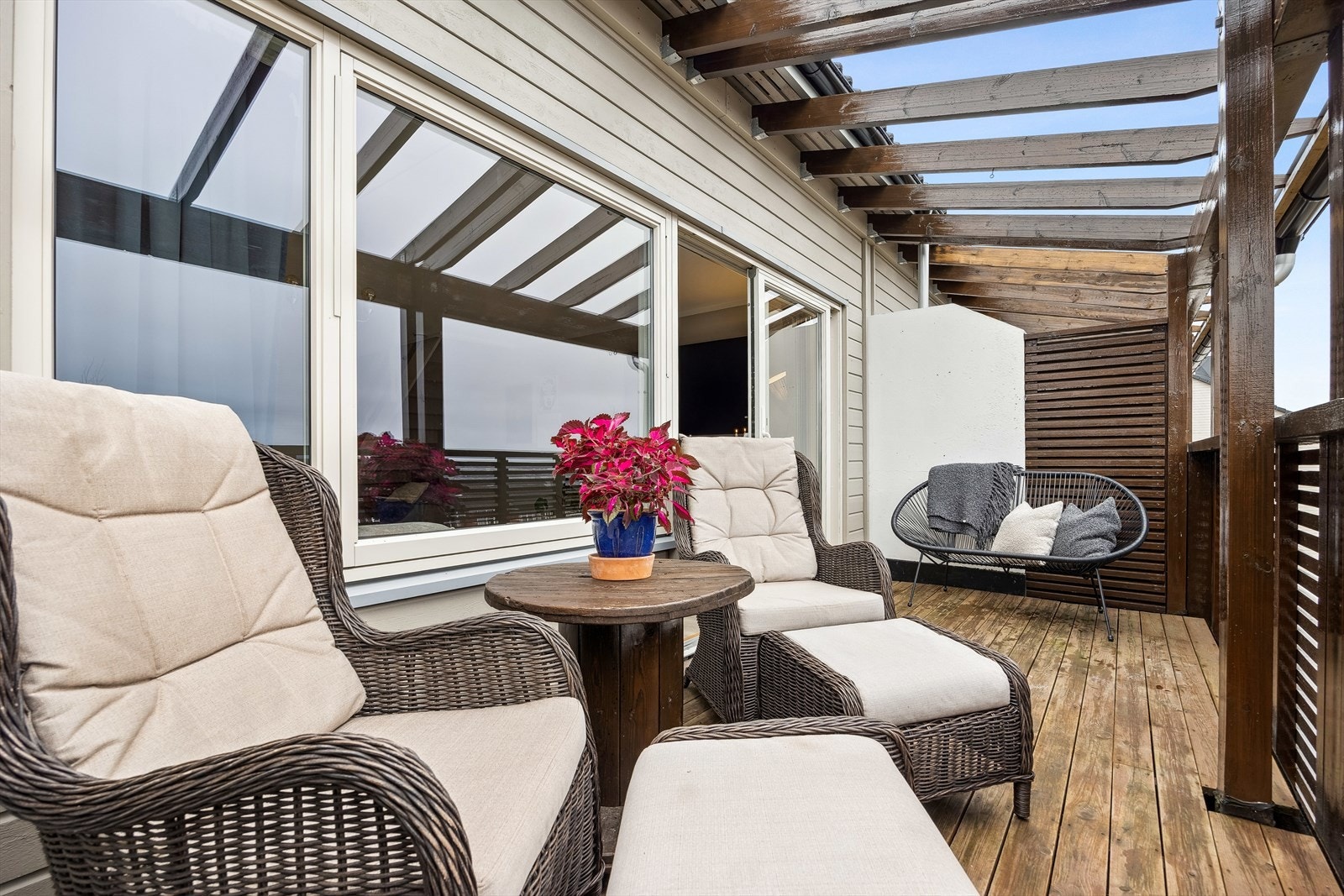 Det er gratis uteparkering for beboere og gjester. Det er også mulighet for å søke om innendørs fast parkeringsplass. Galleribilde