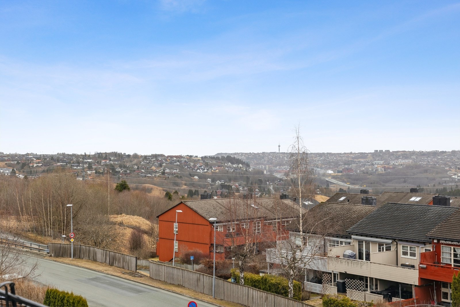 Fra balkongen har man utsikt mot Trondheim by og Tyholttårnet. Til høyre for bildet har man utsikt mot Tiller og Vasssfjellet Galleribilde