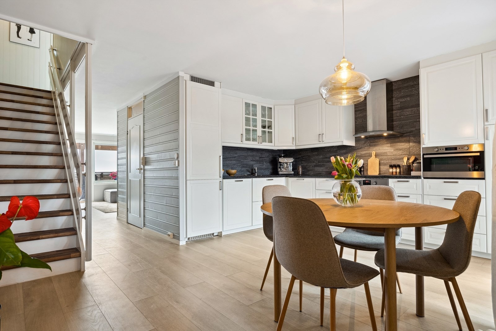 Med en åpen og sosial planløsning, byr boligen på gode muligheter. Galleribilde