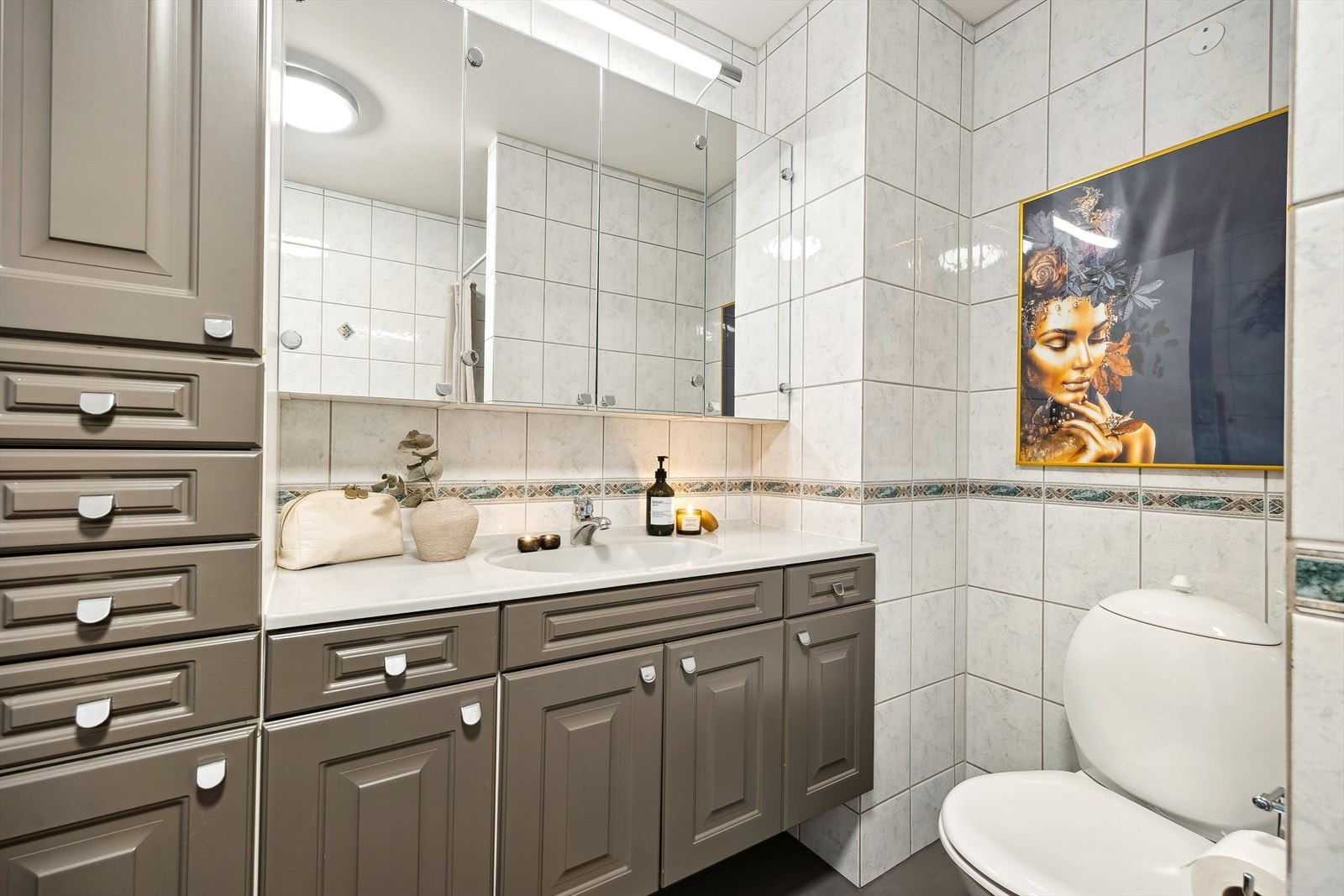 Badet er helfliset med både gulv og vegger i fliser, og har gulvvarme som gir ekstra komfort. Galleribilde