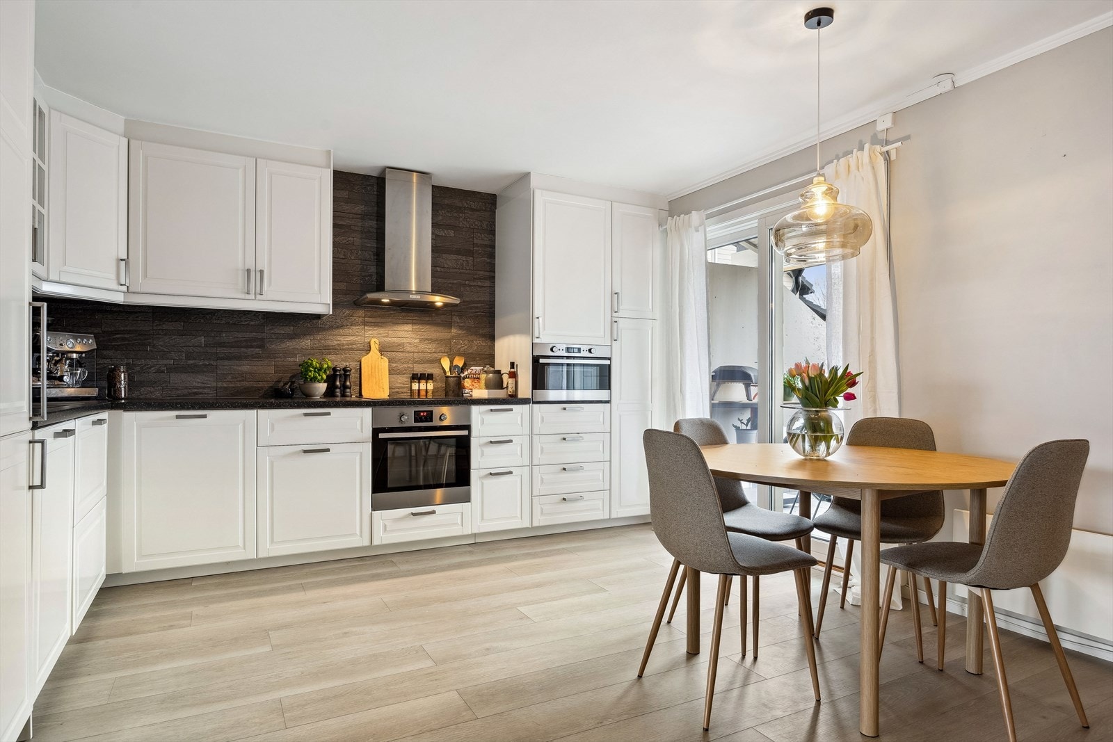 Her finner du godt med skap- og benkeplass samt plass til et lite spisebord. Galleribilde