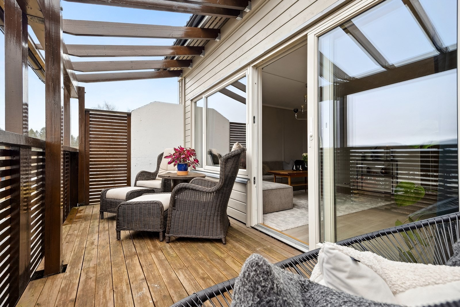 Fra stuen er det utgang til en egen balkong på ca. 10 m². Et perfekt sted å nyte morgenkaffen eller en solfylt dag. Galleribilde