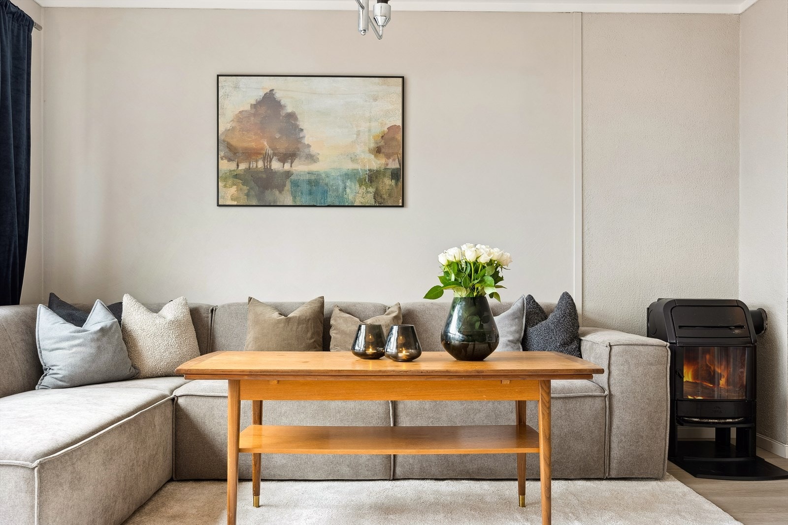 Leiligheten har en stilfull peisovn som skaper en lun og hyggelig atmosfære på kalde dager. Galleribilde