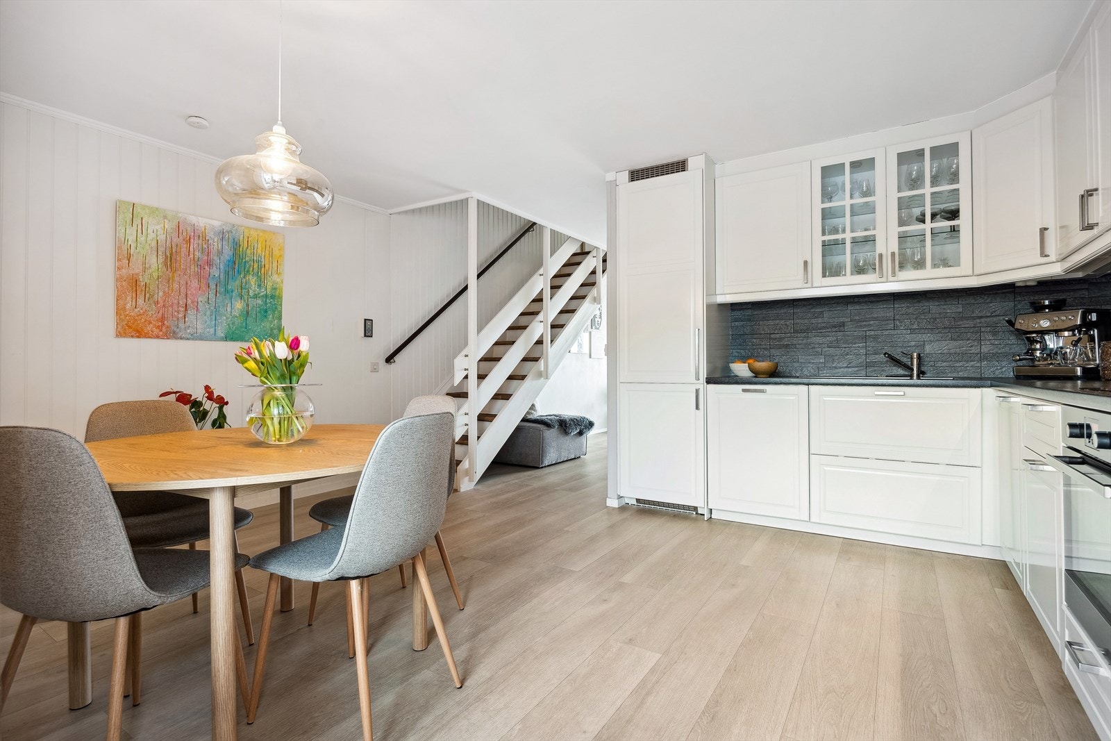 Kjøkkenet er praktisk og stilrent, med integrerte hvitevarer som gir et helhetlig uttrykk. Galleribilde