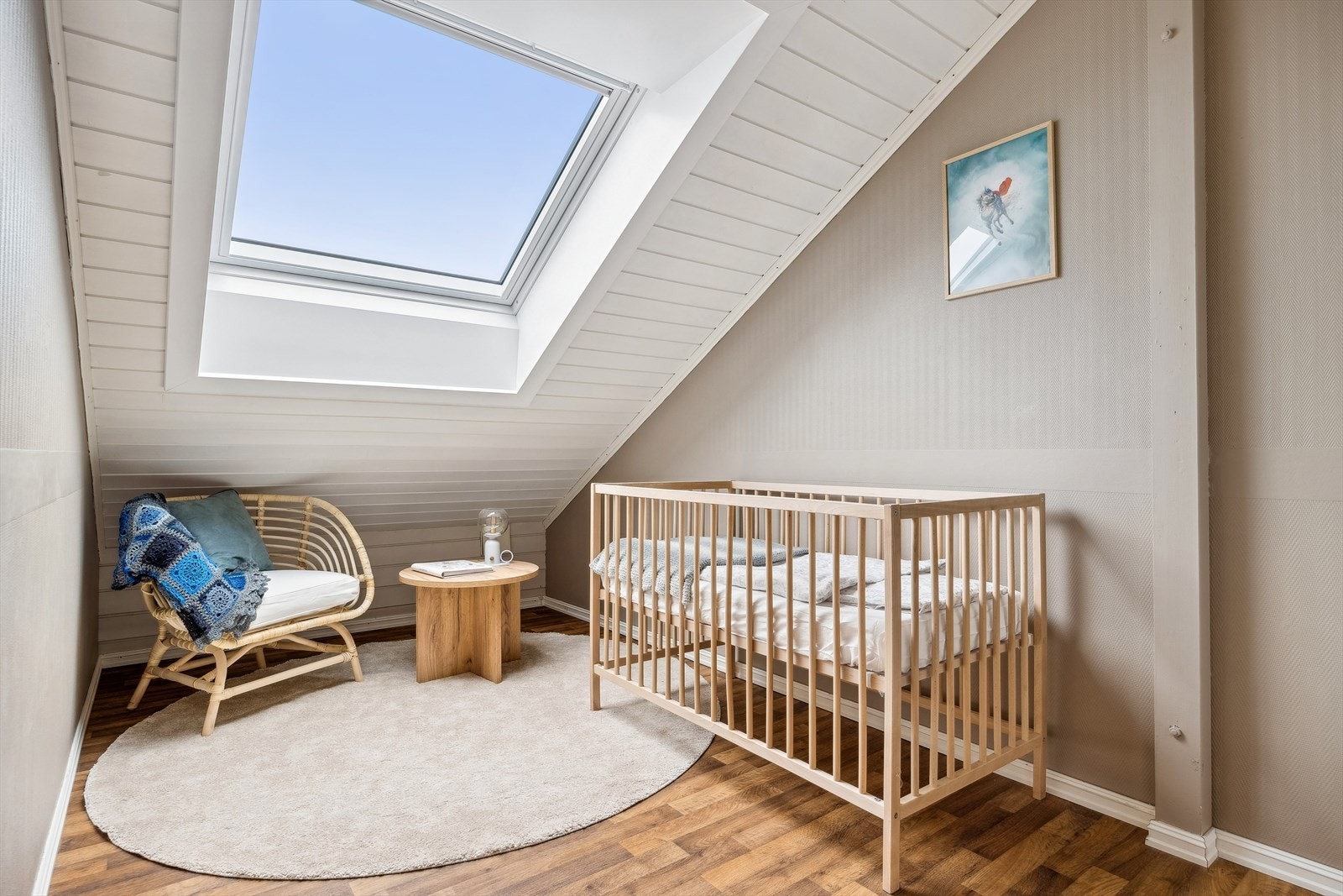 Soverommet på 6 m² har et stort takvindu som ble byttet i regi av boretsslaget våren 2023. Galleribilde