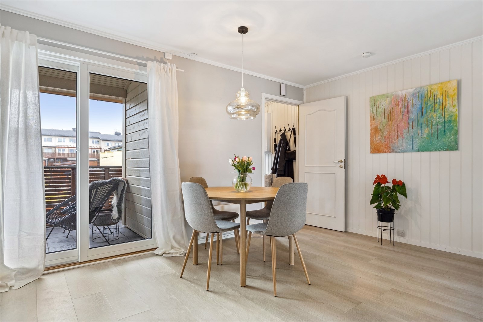 I tillegg har kjøkkenet utgang til den andre balkongen, noe som gir en luftig og åpen følelse i rommet. Galleribilde